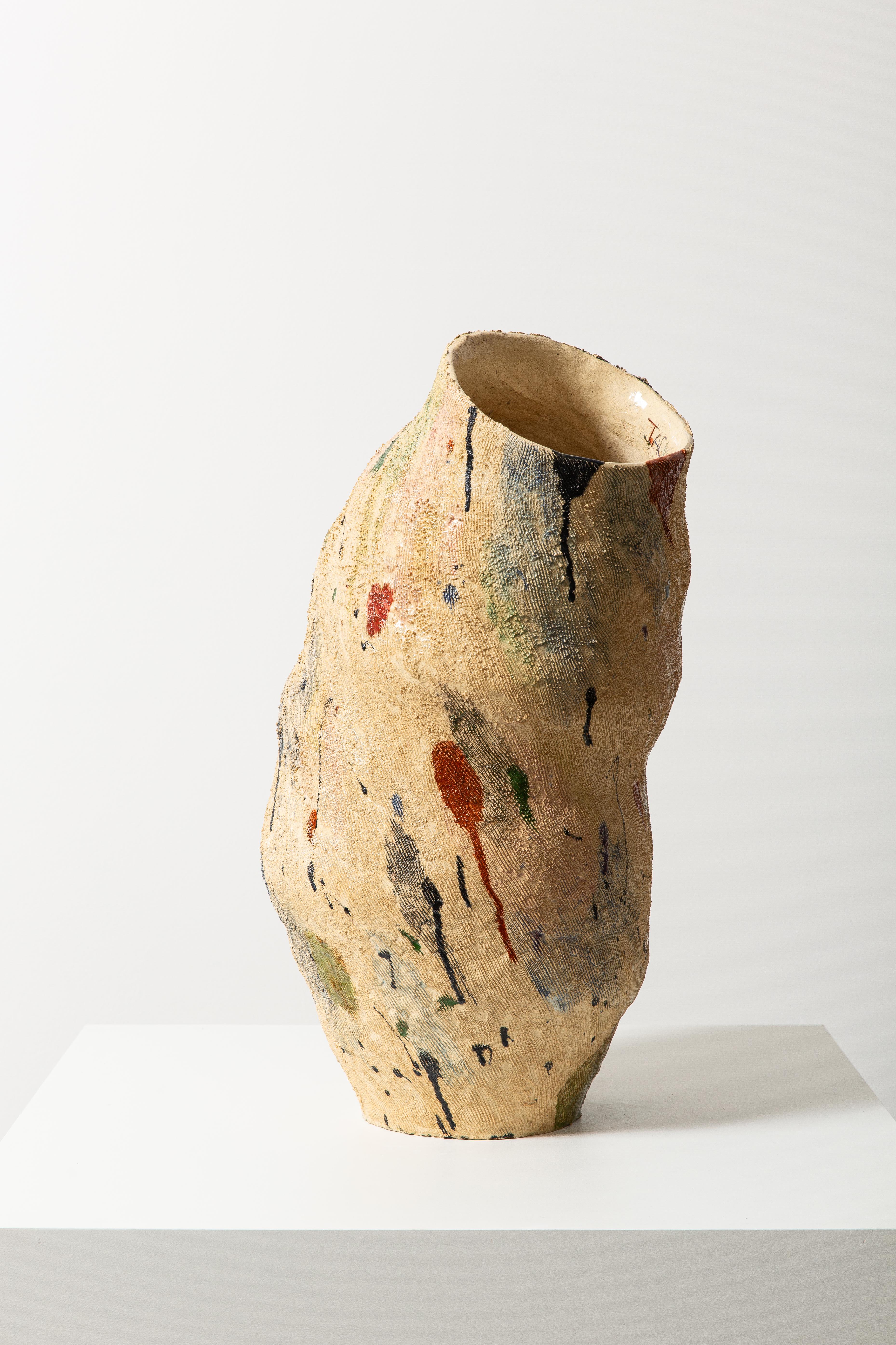 Le forme dei recipienti e dei destinatari di Faus sono di per sé oggetti di libera assimilazione, che nascono attraverso un processo di assemblaggio, piuttosto che da uno studio o uno schizzo precedente, riconoscendo la qualità plastica e le