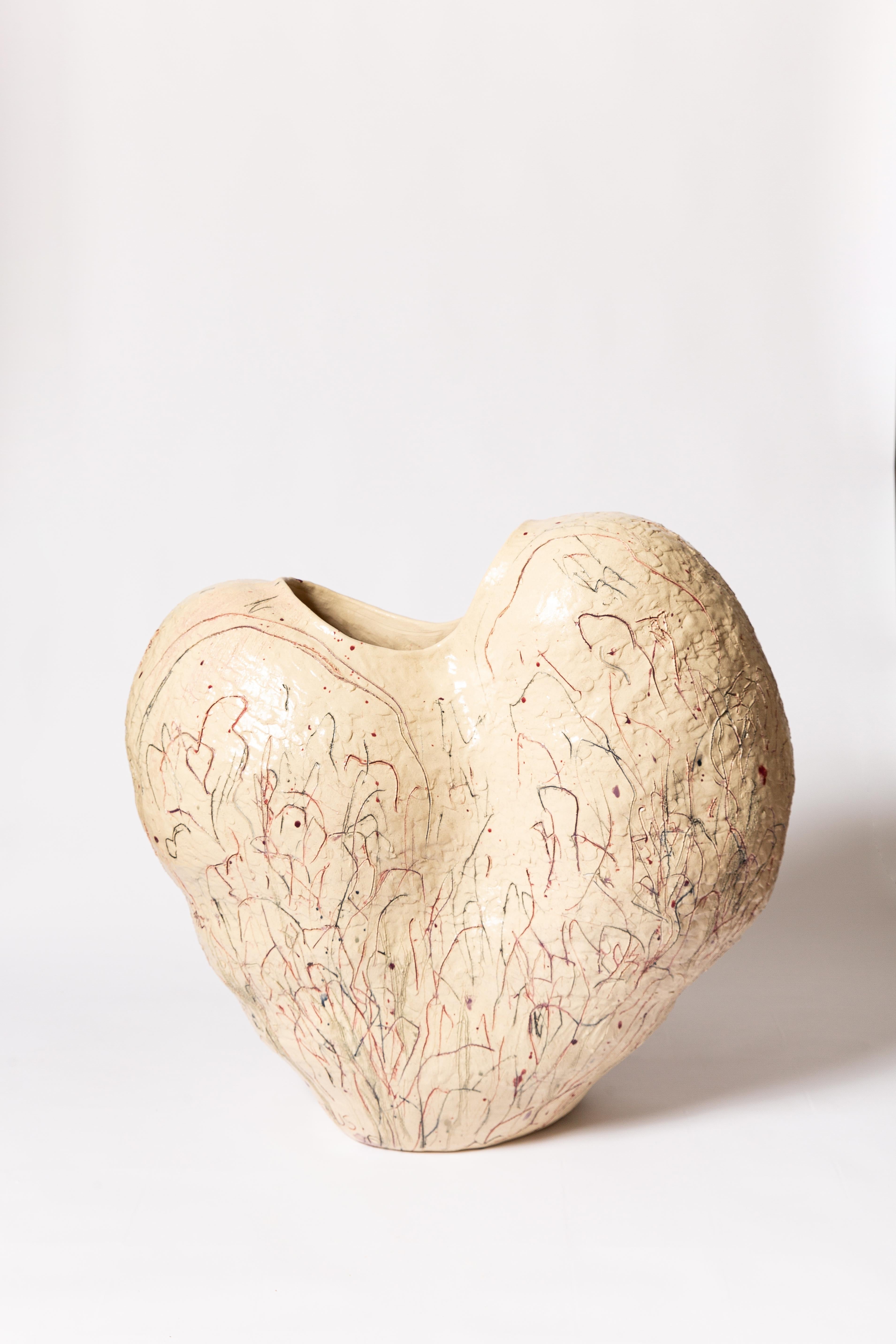 Le forme dei recipienti e dei destinatari di Faus sono di per sé oggetti di libera assimilazione, che nascono attraverso un processo di assemblaggio, piuttosto che da uno studio o uno schizzo precedente, riconoscendo la qualità plastica e le