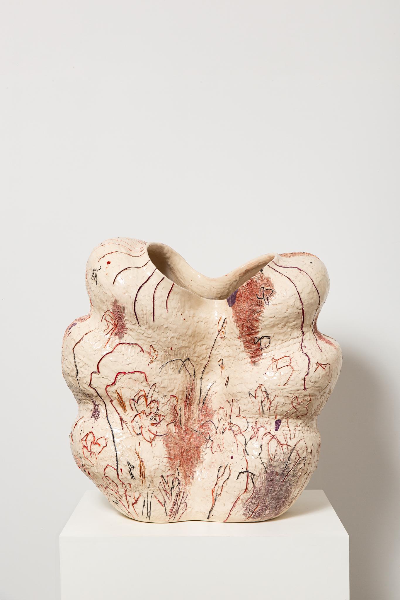 The shapes of Faus’s receptacles and recipients are, by themselves, objects of free assimilation, that comes into existence through a process of assemblage, rather than from a previous study or sketch, acknowledging the plastic quality and