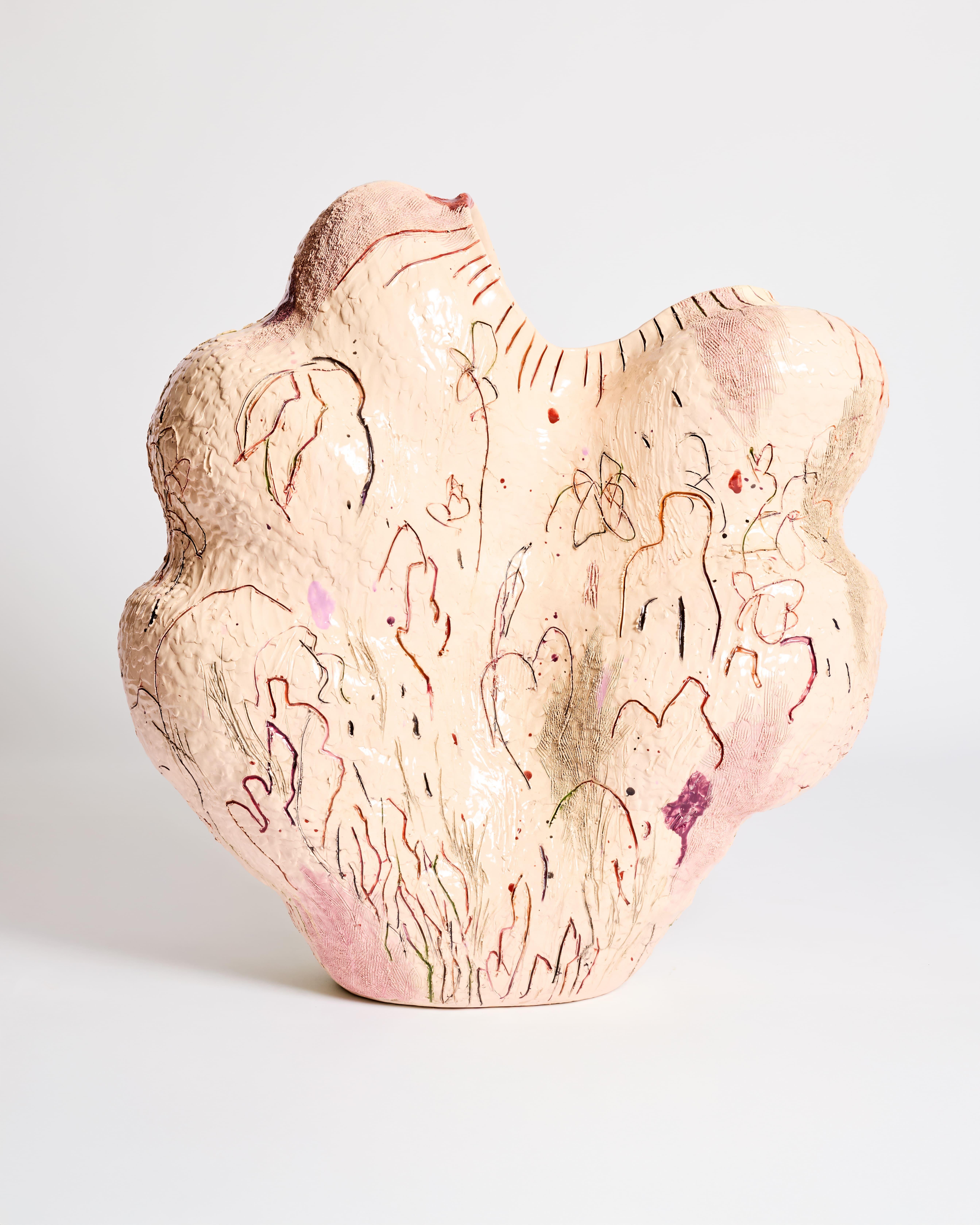 Le forme dei recipienti e dei destinatari di Faus sono di per sé oggetti di libera assimilazione, che nascono attraverso un processo di assemblaggio, piuttosto che da uno studio o uno schizzo precedente, riconoscendo la qualità plastica e le