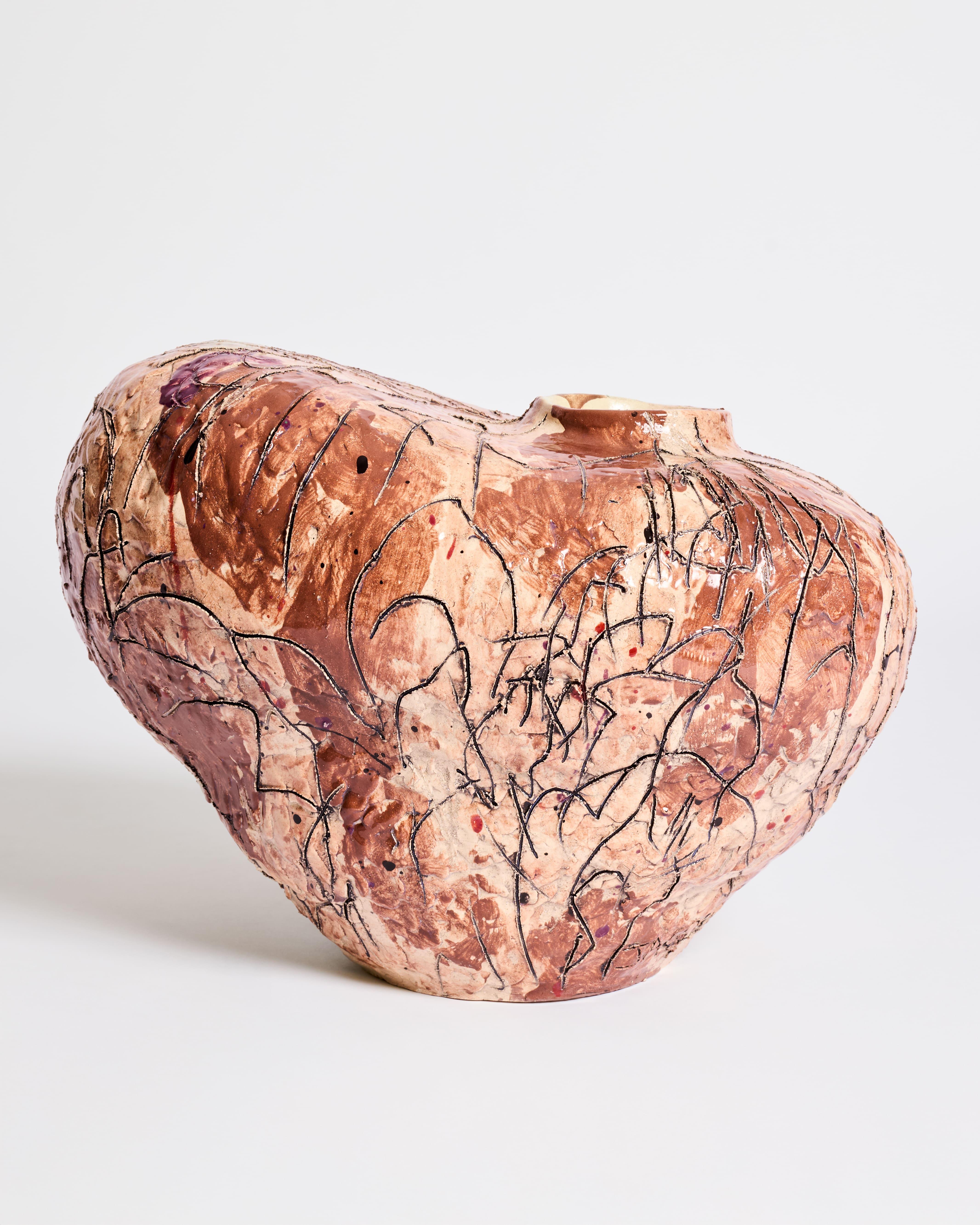 Le forme dei recipienti e dei destinatari di Faus sono di per sé oggetti di libera assimilazione, che nascono attraverso un processo di assemblaggio, piuttosto che da uno studio o uno schizzo precedente, riconoscendo la qualità plastica e le