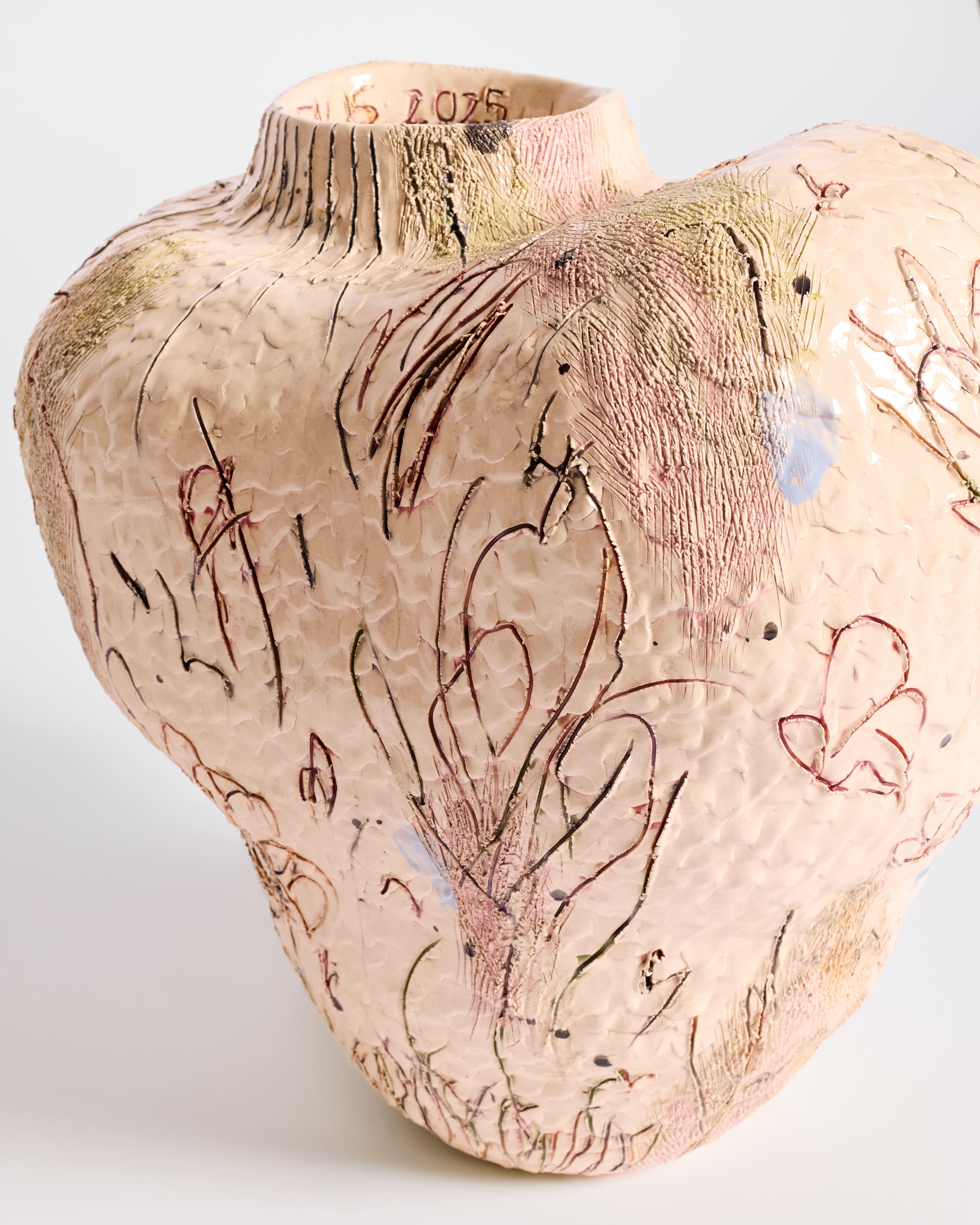 Le forme dei recipienti e dei destinatari di Faus sono di per sé oggetti di libera assimilazione, che nascono attraverso un processo di assemblaggio, piuttosto che da uno studio o uno schizzo precedente, riconoscendo la qualità plastica e le