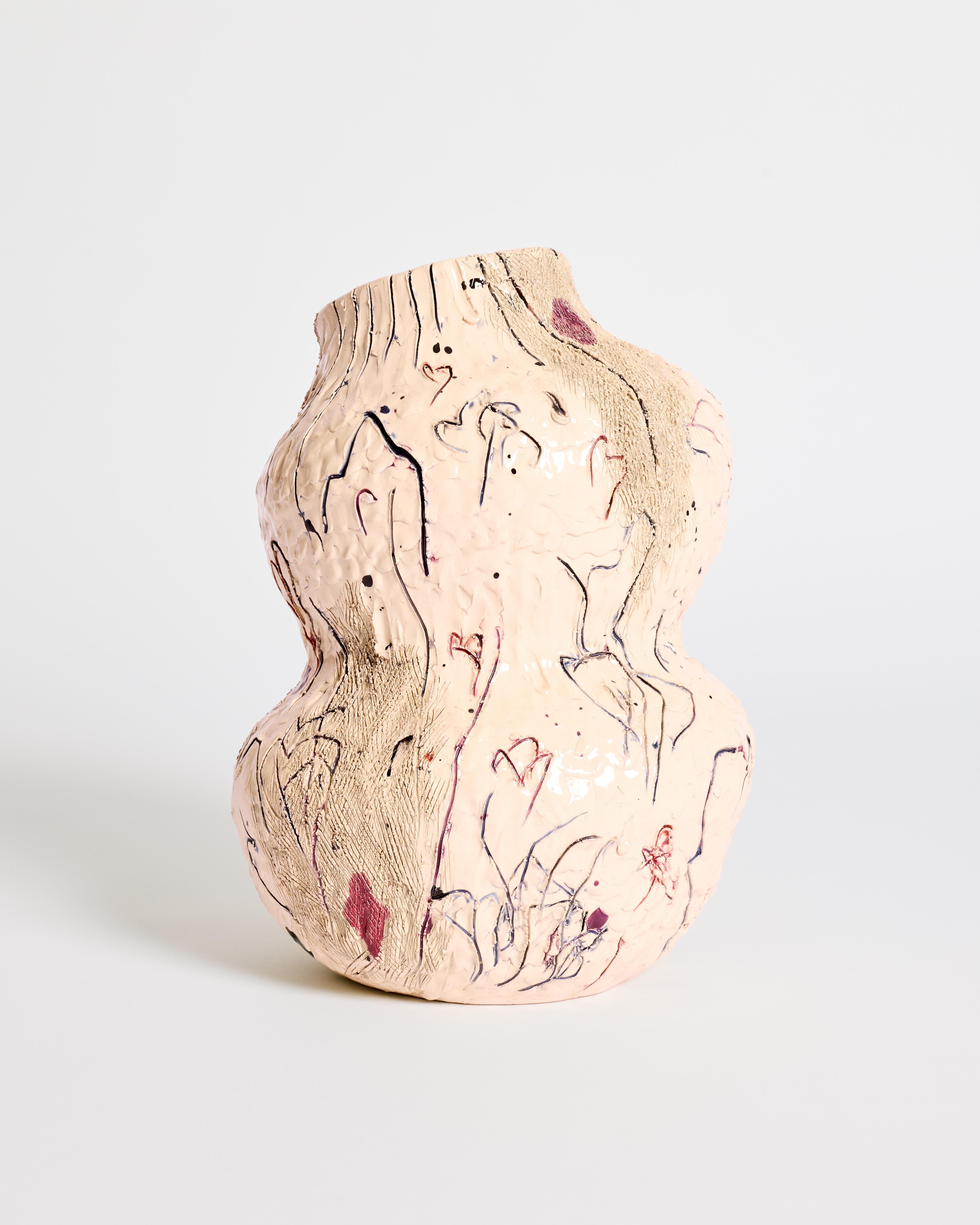 Le forme dei recipienti e dei destinatari di Faus sono di per sé oggetti di libera assimilazione, che nascono attraverso un processo di assemblaggio, piuttosto che da uno studio o uno schizzo precedente, riconoscendo la qualità plastica e le