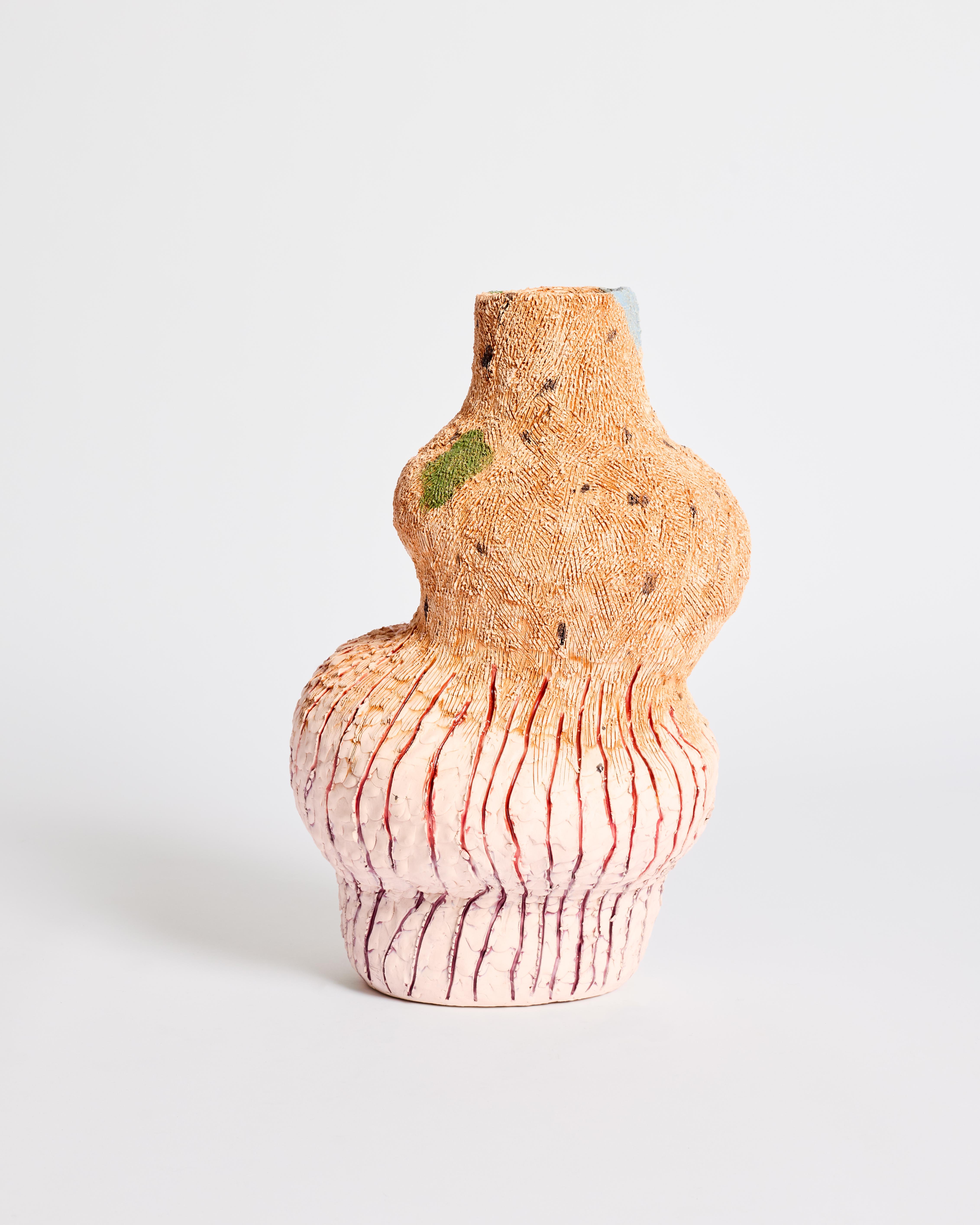 Le forme dei recipienti e dei destinatari di Faus sono di per sé oggetti di libera assimilazione, che nascono attraverso un processo di assemblaggio, piuttosto che da uno studio o uno schizzo precedente, riconoscendo la qualità plastica e le