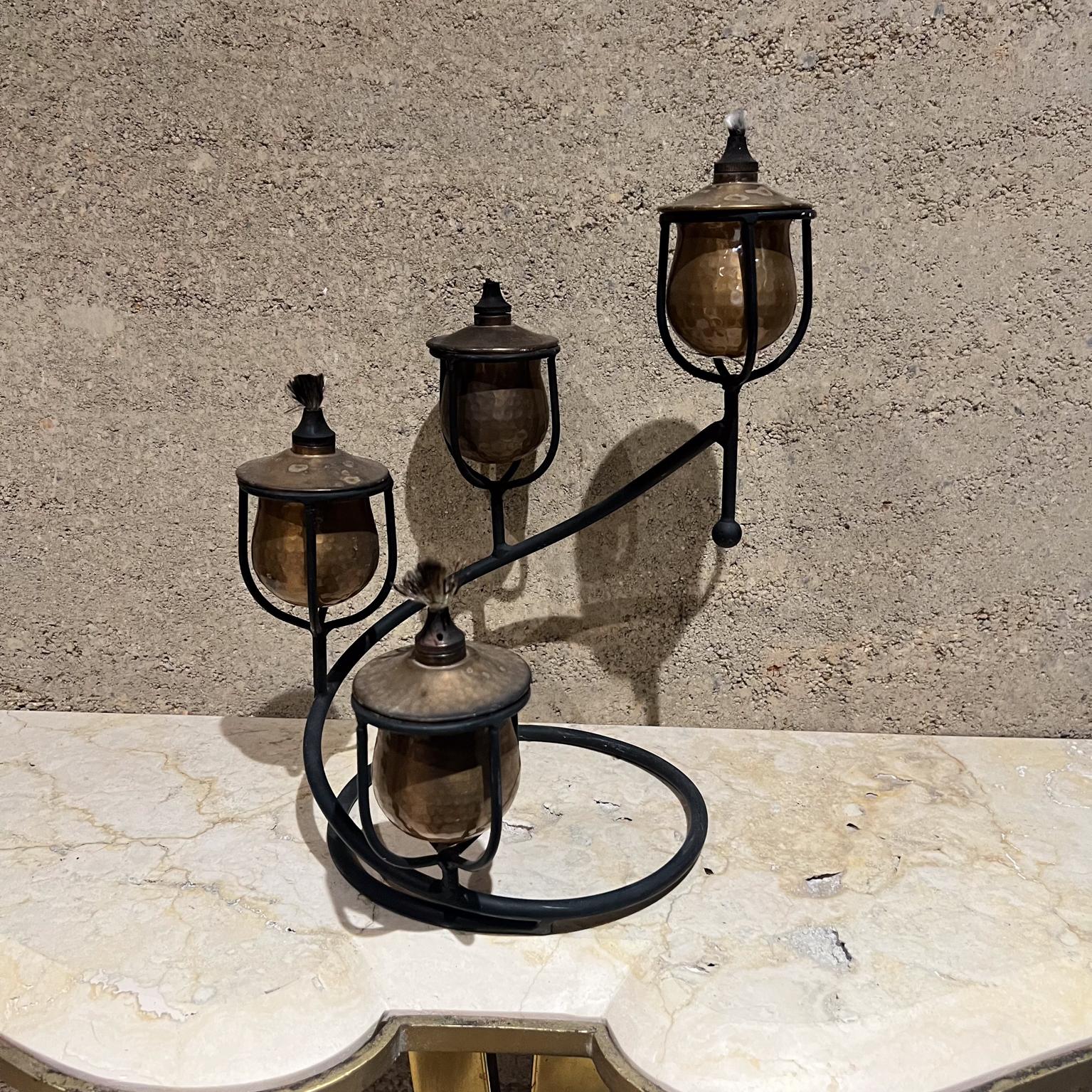 Vintage 4 Bras Brass Candelabra Oil Lamp Cast Iron Stand 
Style néo-espagnol Rancho Monterey 
12,5 h x 10,5 diamètre
Vintage original non restauré
Se référer aux images