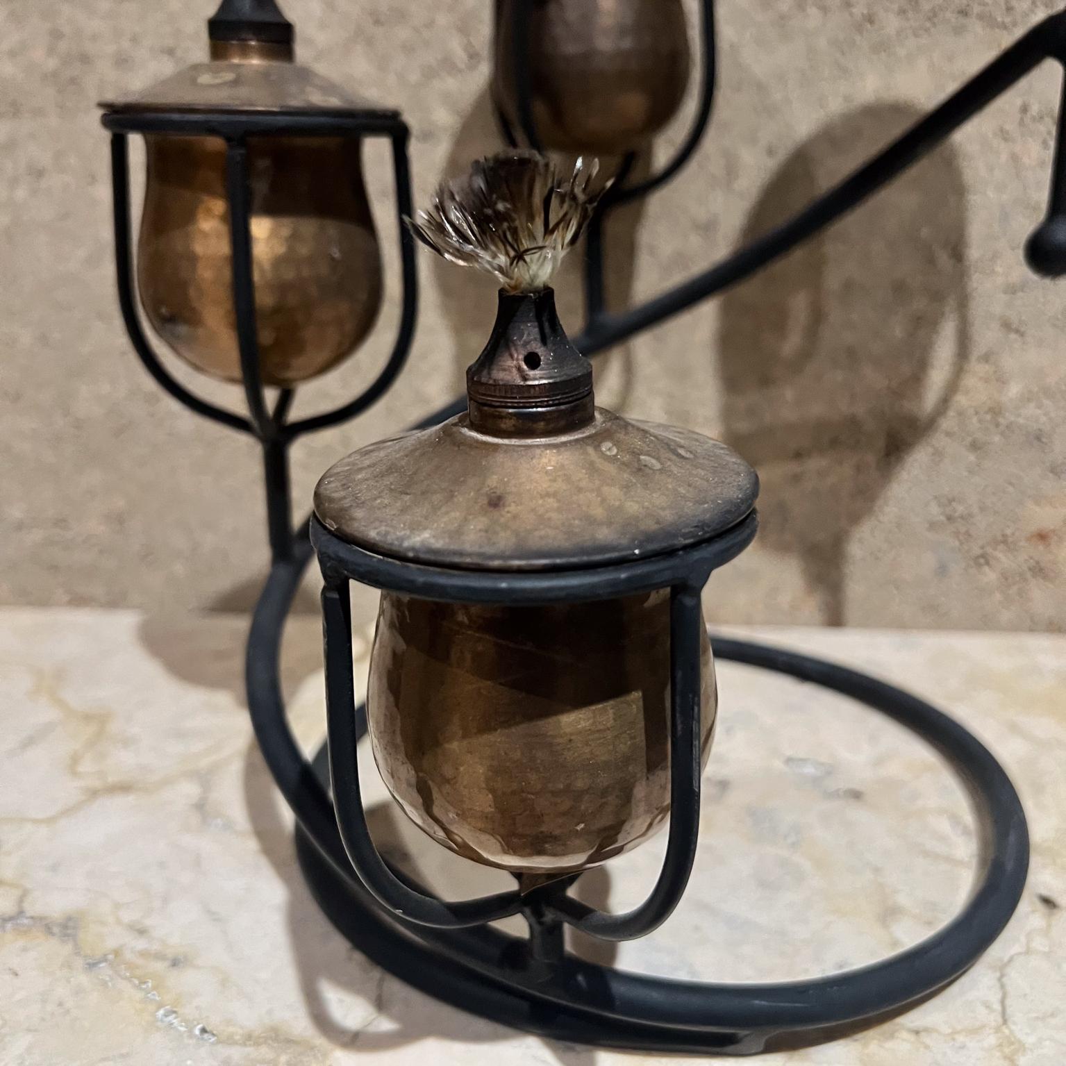 Colonial espagnol Sculptural Candélabre espagnol vintage à quatre bras de lumière en fonte et laiton en vente