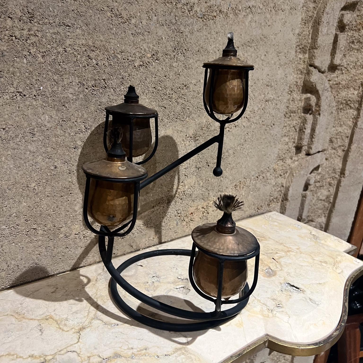 Moulage Sculptural Candélabre espagnol vintage à quatre bras de lumière en fonte et laiton en vente