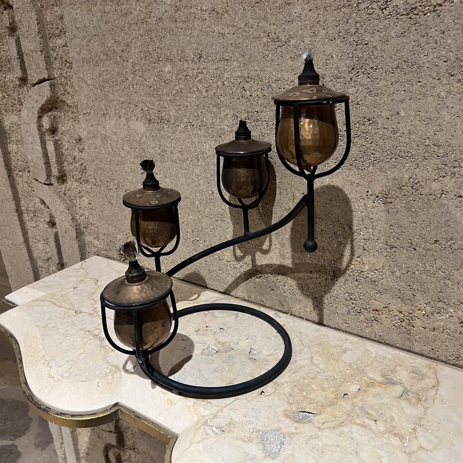 Sculptural Candélabre espagnol vintage à quatre bras de lumière en fonte et laiton Bon état - En vente à Chula Vista, CA
