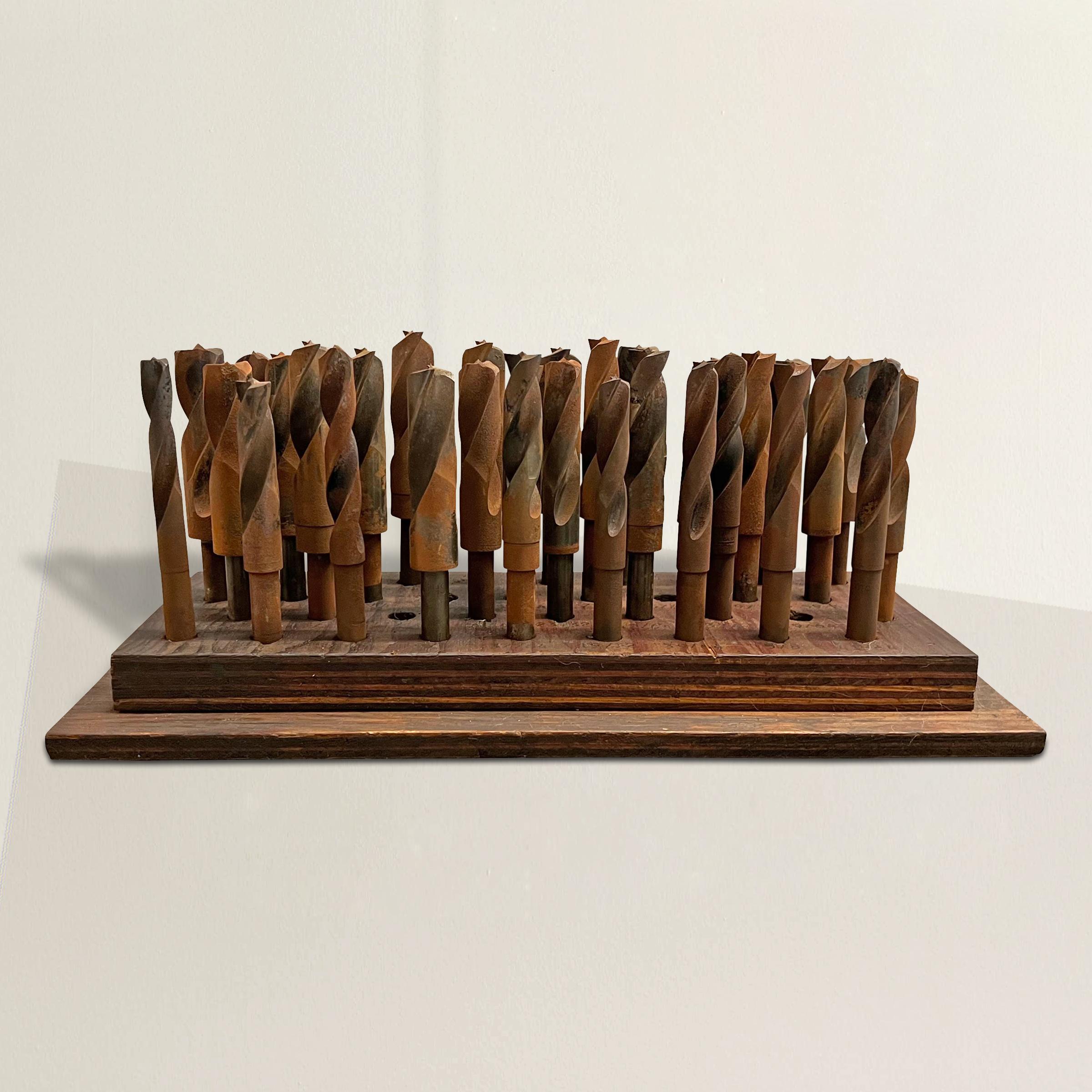 Un jeu américain du début du 20e siècle merveilleusement sculptural de 32 grandes mèches en acier montées sur une base en bois, utilisé à l'origine dans un atelier, mais apporté à la maison, devient une sculpture moderniste qui tient sa place parmi