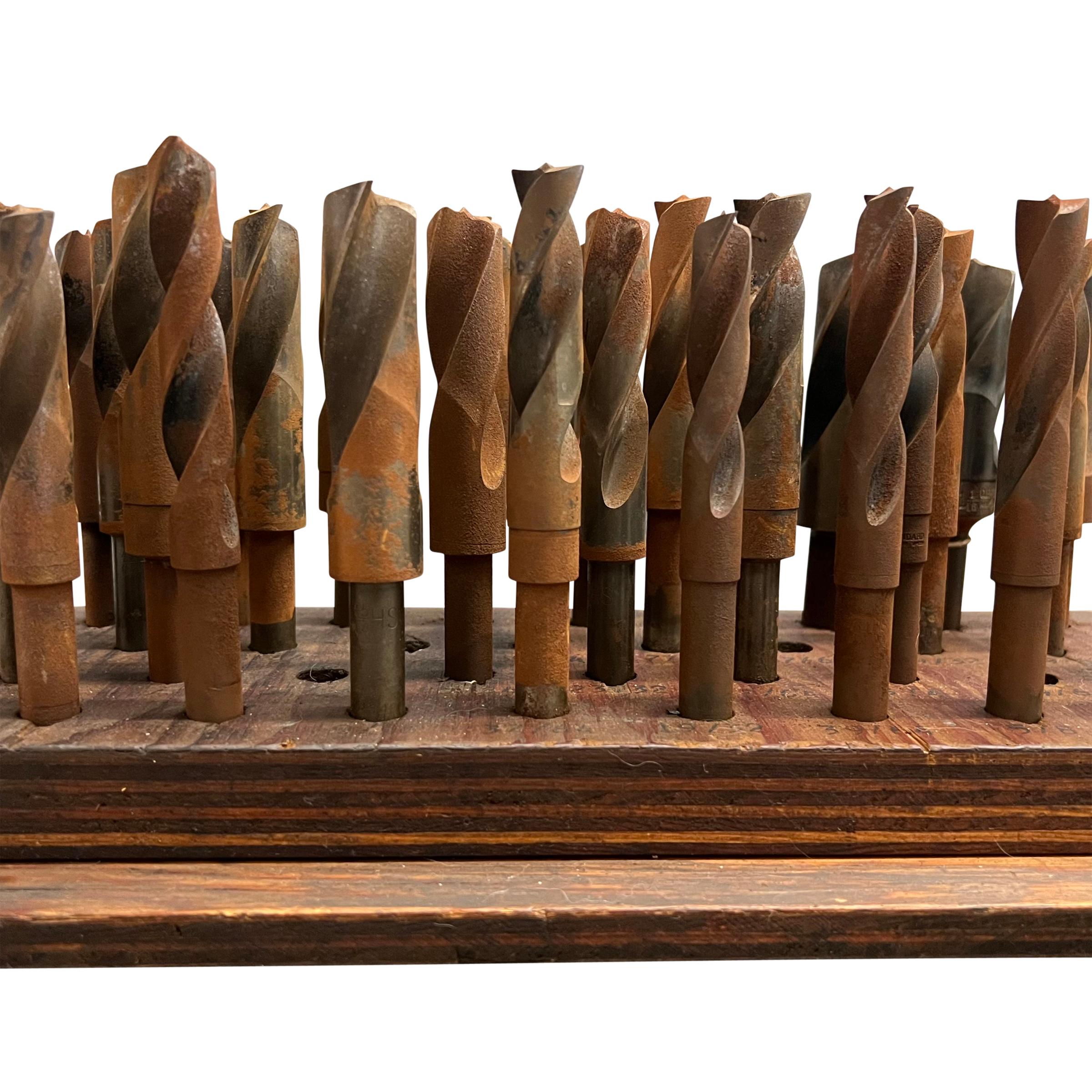 Vitrine d'outils sculpturale vintage à mors d'outil Bon état - En vente à Chicago, IL