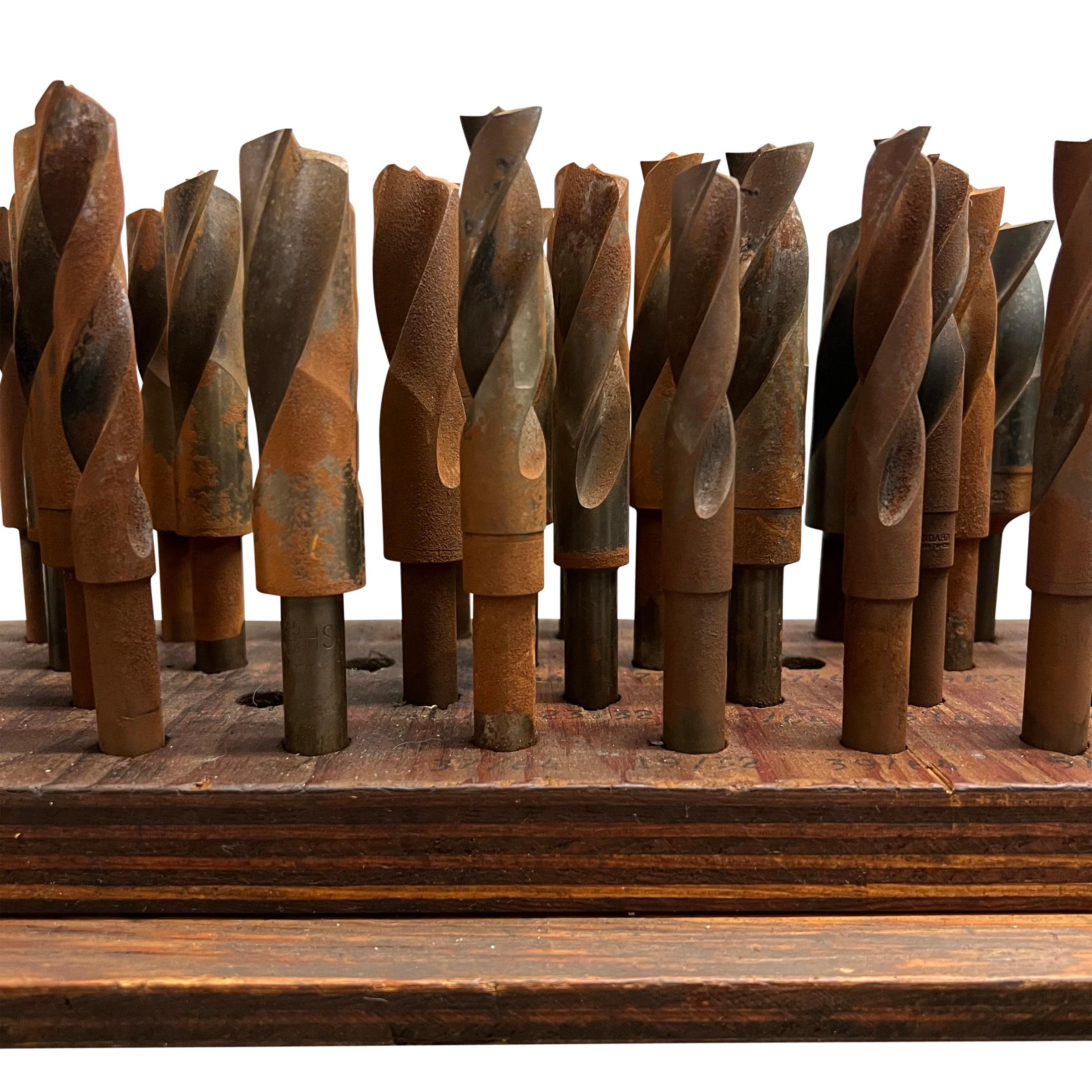 20ième siècle Vitrine d'outils sculpturale vintage à mors d'outil en vente