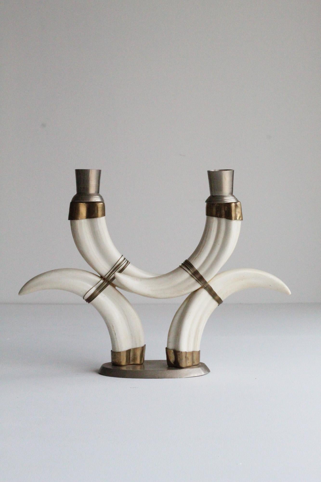 Sculptural faux tusk horn brass candleholder, Circa 1960s 

Beautiful shape and details, Brass, Pewter. 


Versatile design that would work well with any style of Decor / Interior Design including Art Deco, Mid-Century Modern, Organic, 70s,