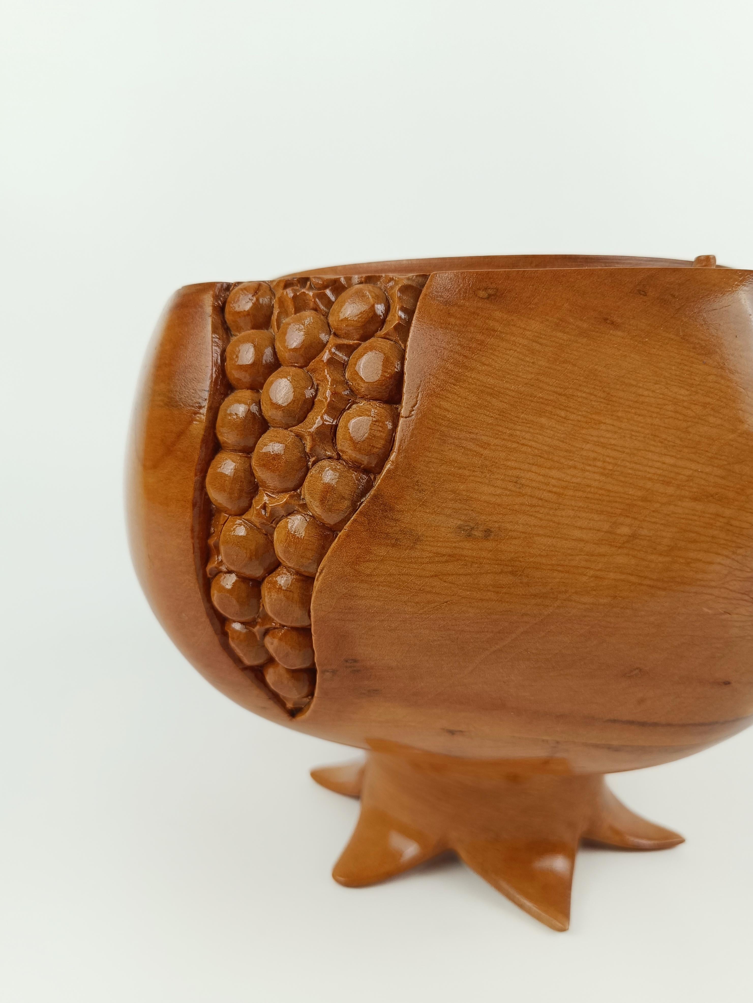 Sculptural Vintage Ice Bucket in maple wood carved in the shape of a pomegranate For Sale 4