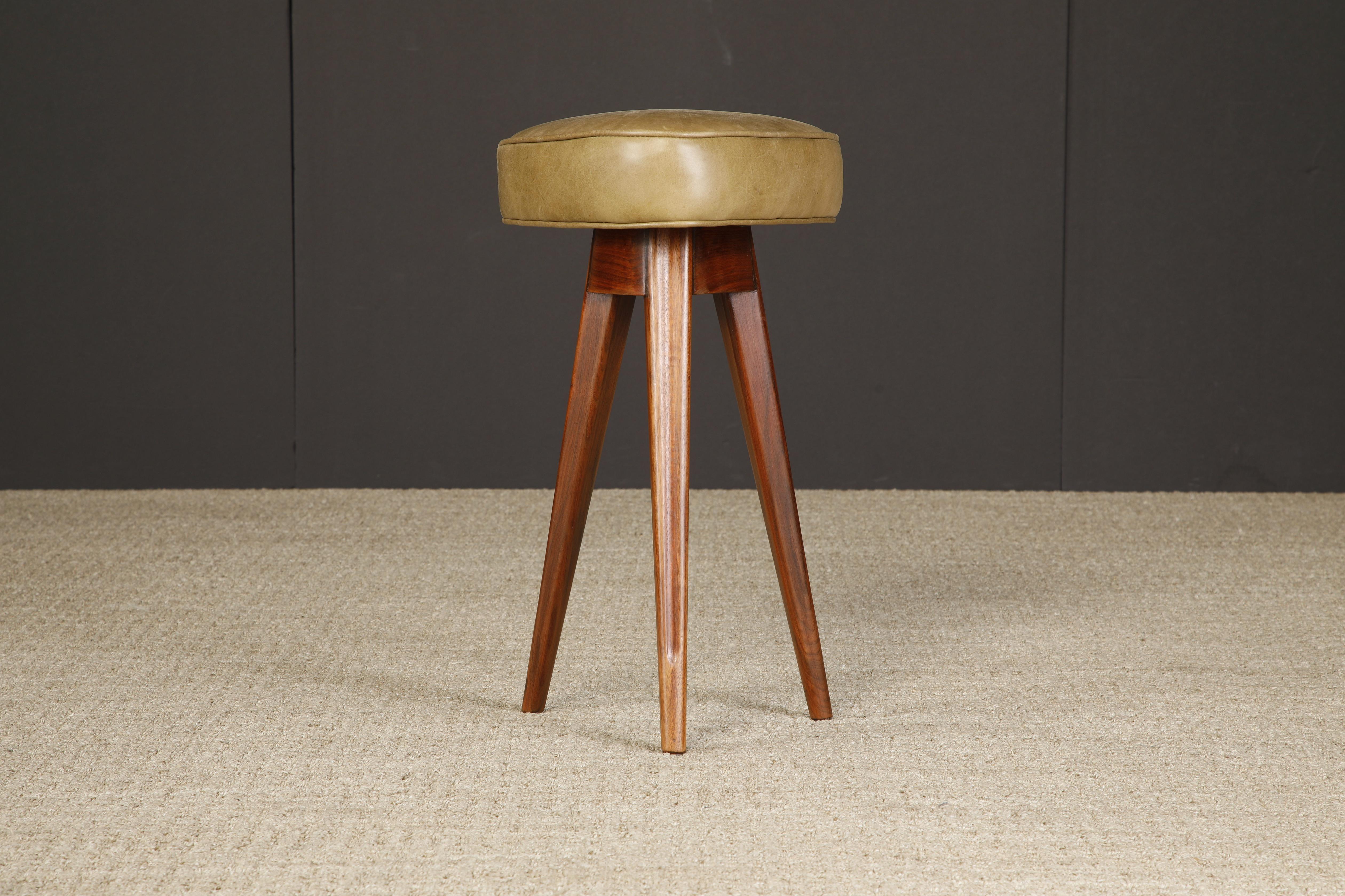 Sculptural Vladimir Kagan Boomerang Bar and Sculpted Leg Barstools, circa 1950's For Sale 3