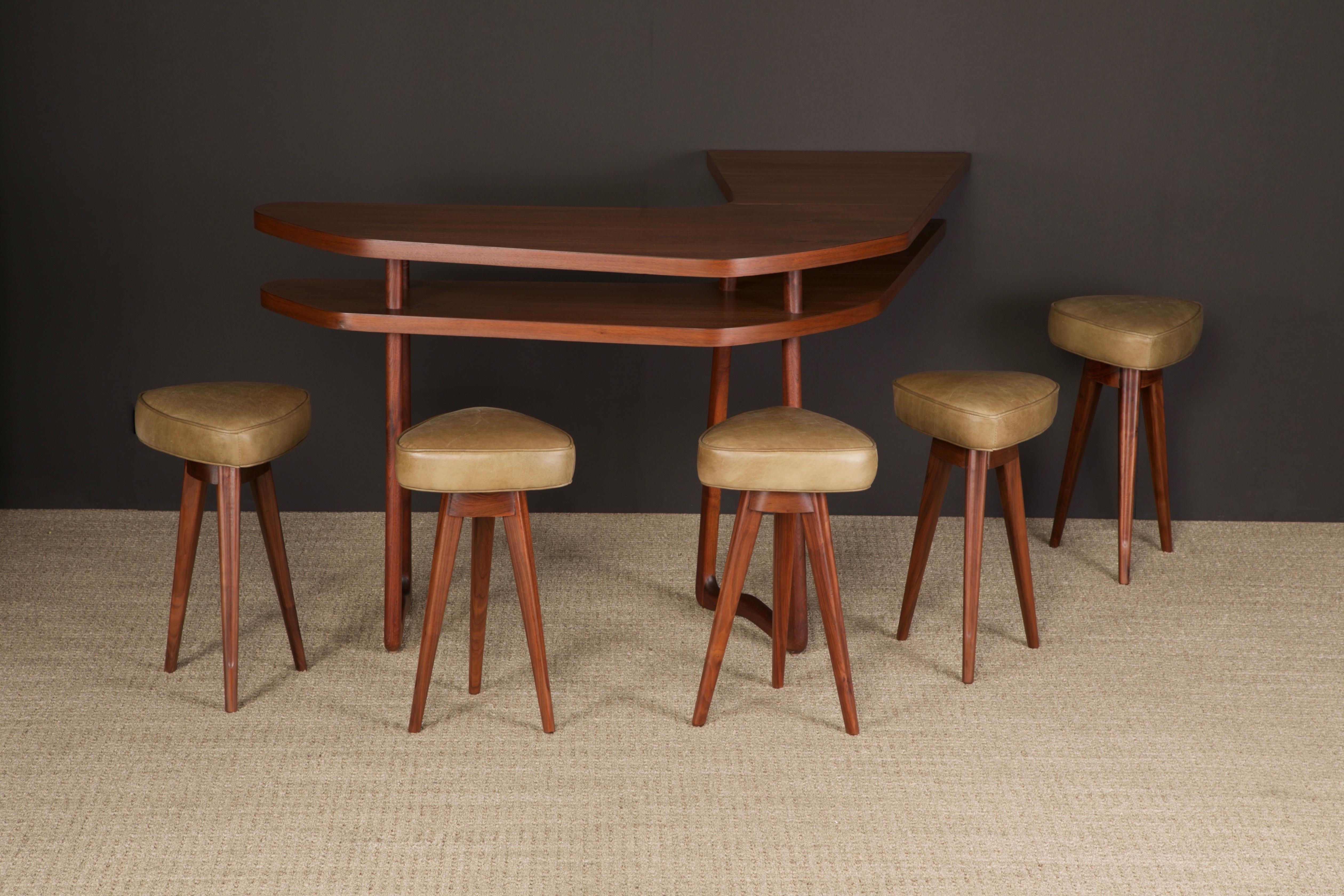 Mid-Century Modern Sculptural Vladimir Kagan Boomerang Bar and Sculpted Leg Barstools, circa 1950's For Sale
