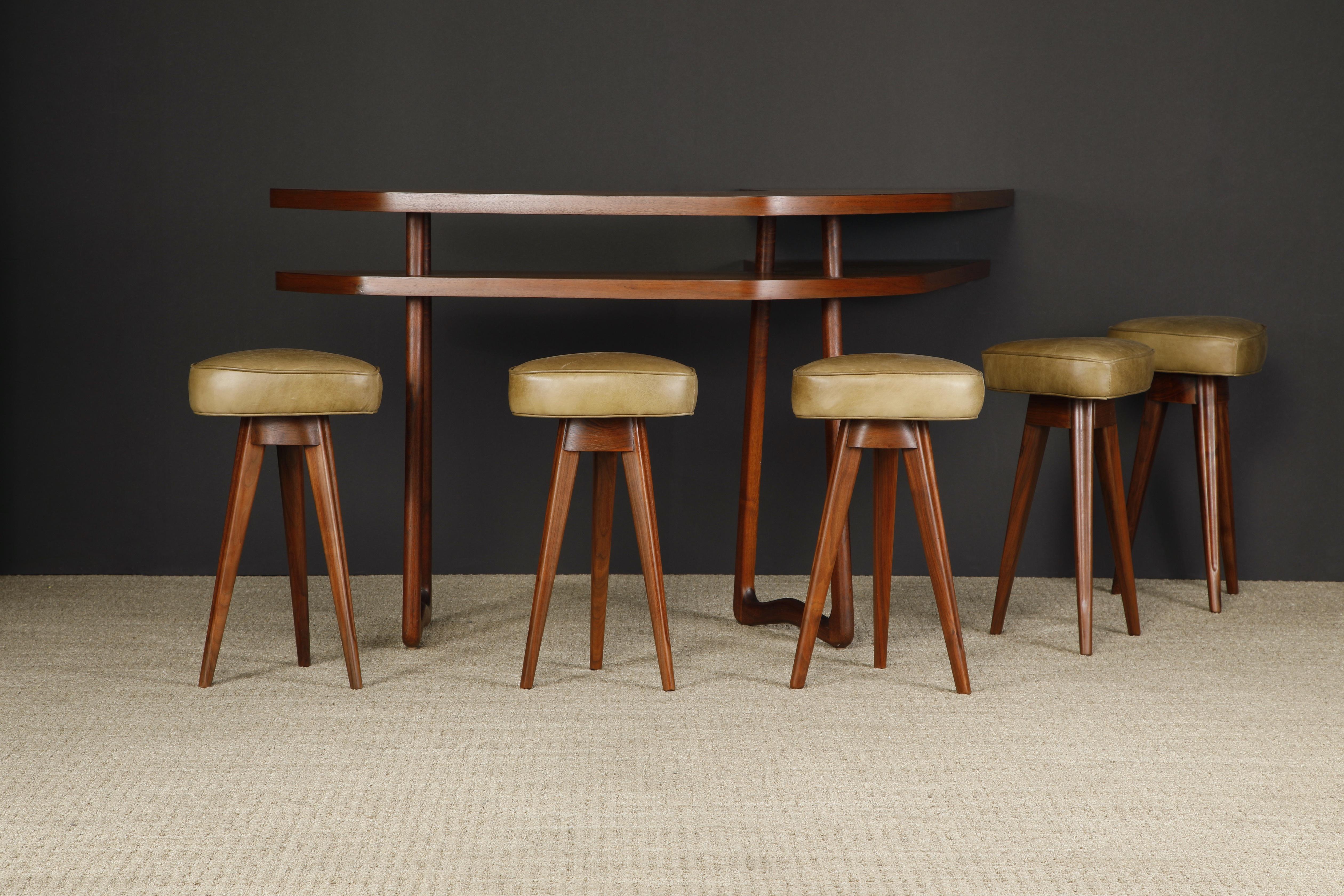American Sculptural Vladimir Kagan Boomerang Bar and Sculpted Leg Barstools, circa 1950's For Sale