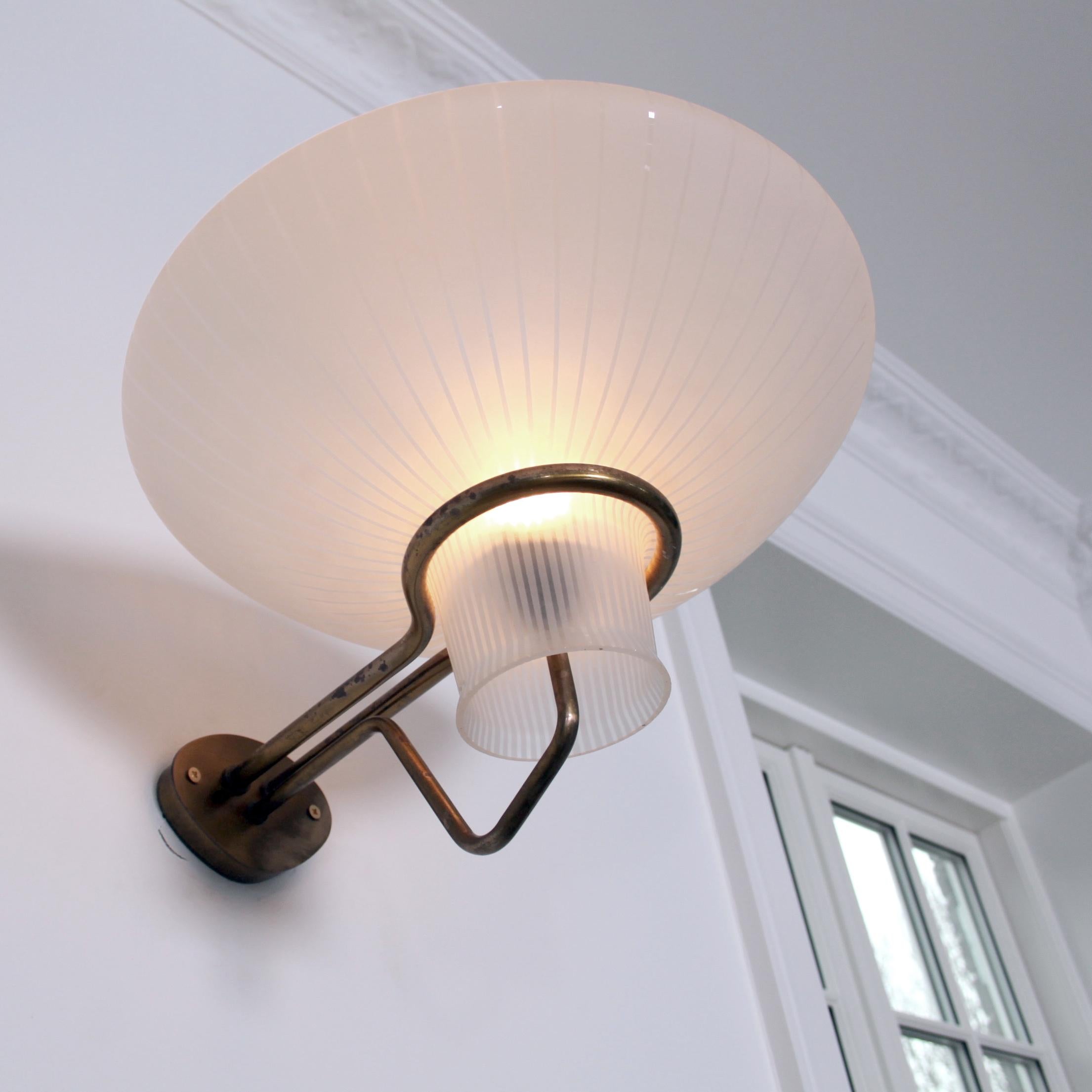 ERIK GUNNAR ASPLUND & ASEA - MODERNO ESCANDINAVO 

Exquisito juego de grandes lámparas de pared vintage, diseñadas por Erik Gunner Asplund, latón y cristal esmerilado y transparente decorado i rayas, fabricadas por Asea, Suecia, años 50. 

Las