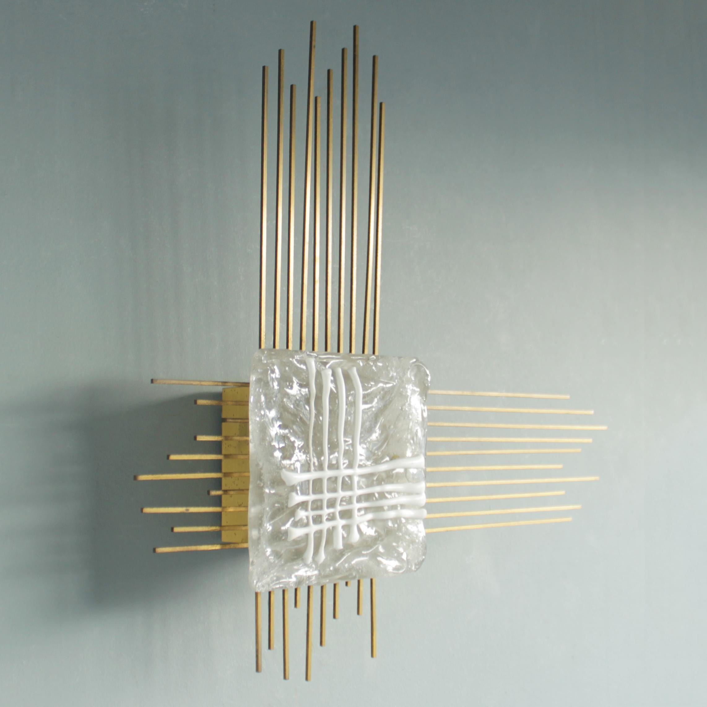 Sculptural wall lamp by Angelo Brotto for Esperia Italy, 1960s.
Wall light in brass with a front of Murano glass. In a beautiful original condition.
Dimensions: height 25.0 in. (63,5 cm), width 25.0 inches (63,5 cm) and depth 5.1 in. (13 cm). Art