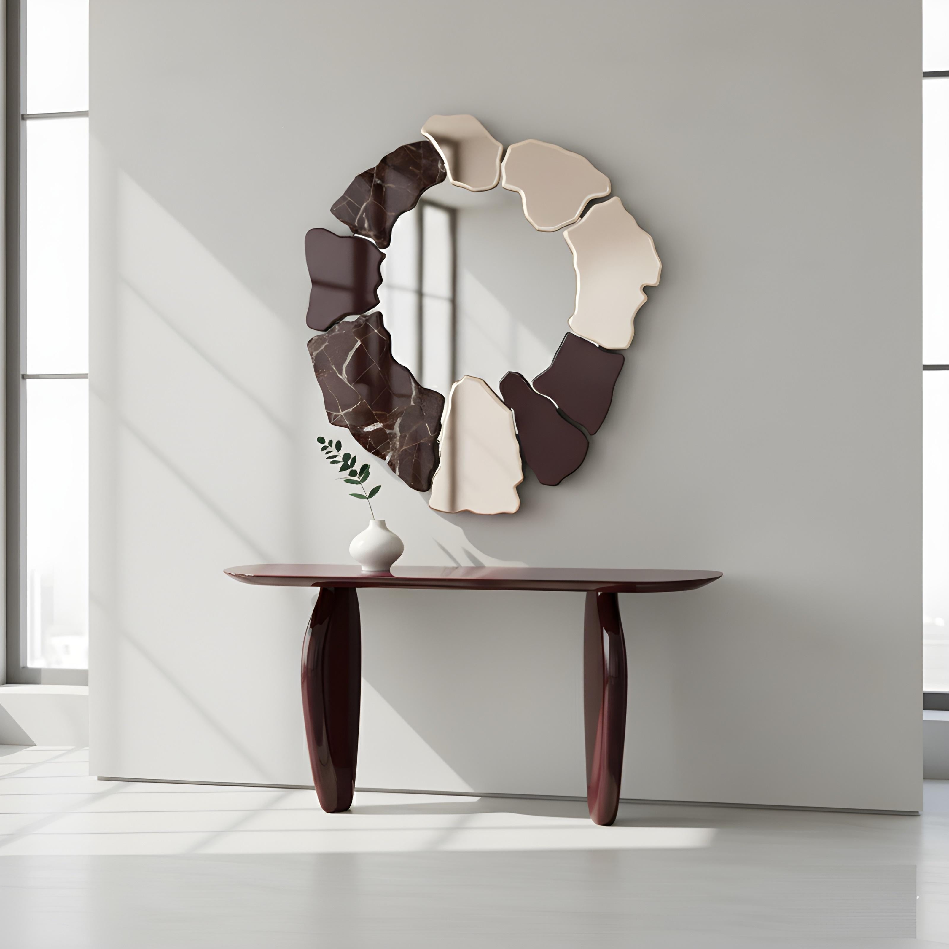 Moderne Miroir mural sculptural composé de fragments laqués et de marbre asymétriques en vente