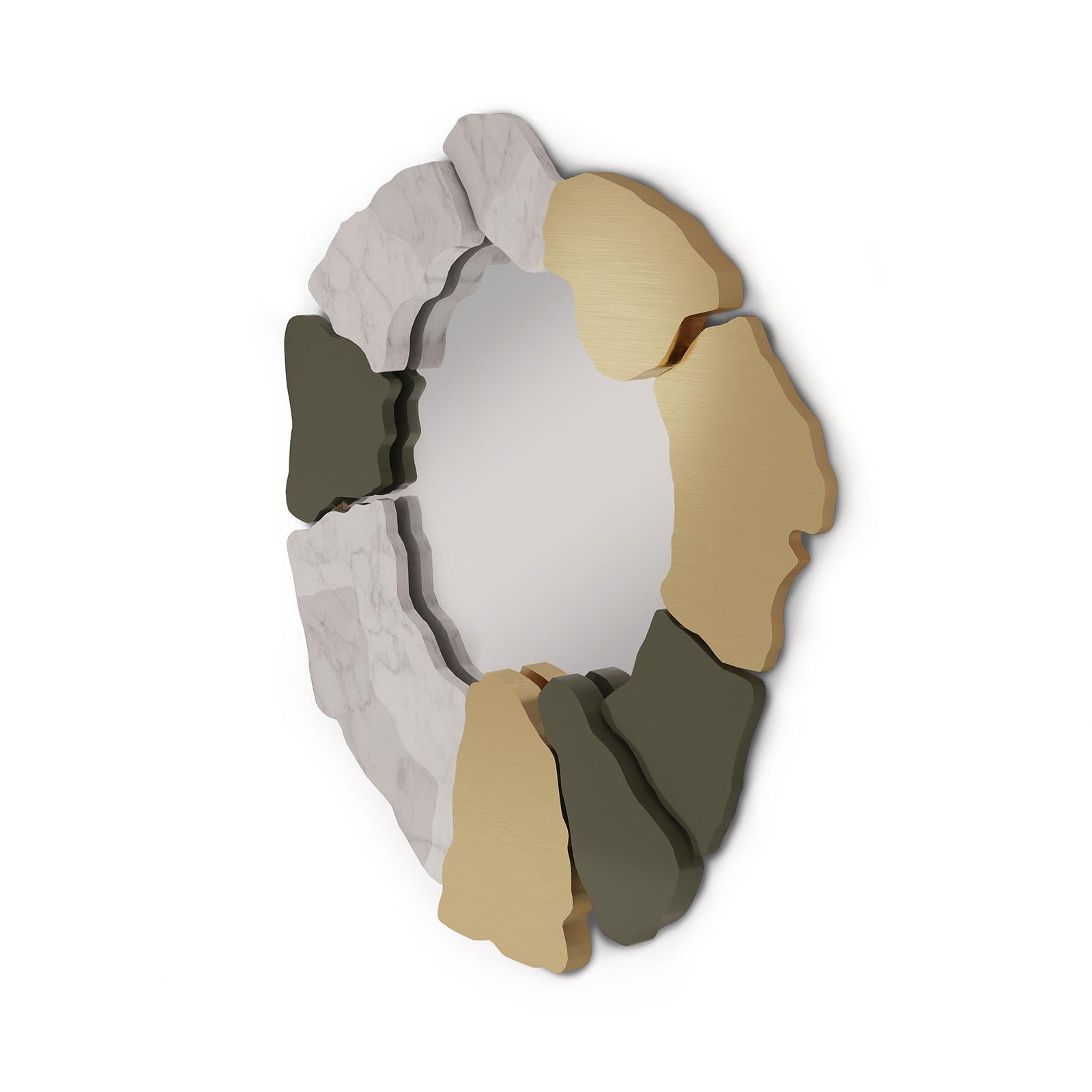 Fait main Miroir mural sculptural composé de fragments laqués et de marbre asymétriques en vente