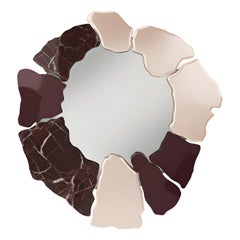 Skulpturaler Wandspiegel aus asymmetrischen lackierten und marmorierten Fragmenten
