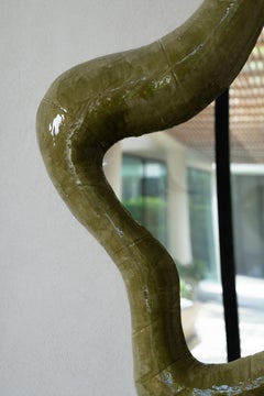 Specchio da parete scultoreo in cemento verde e pietra – Sierra II di Marcela Cure