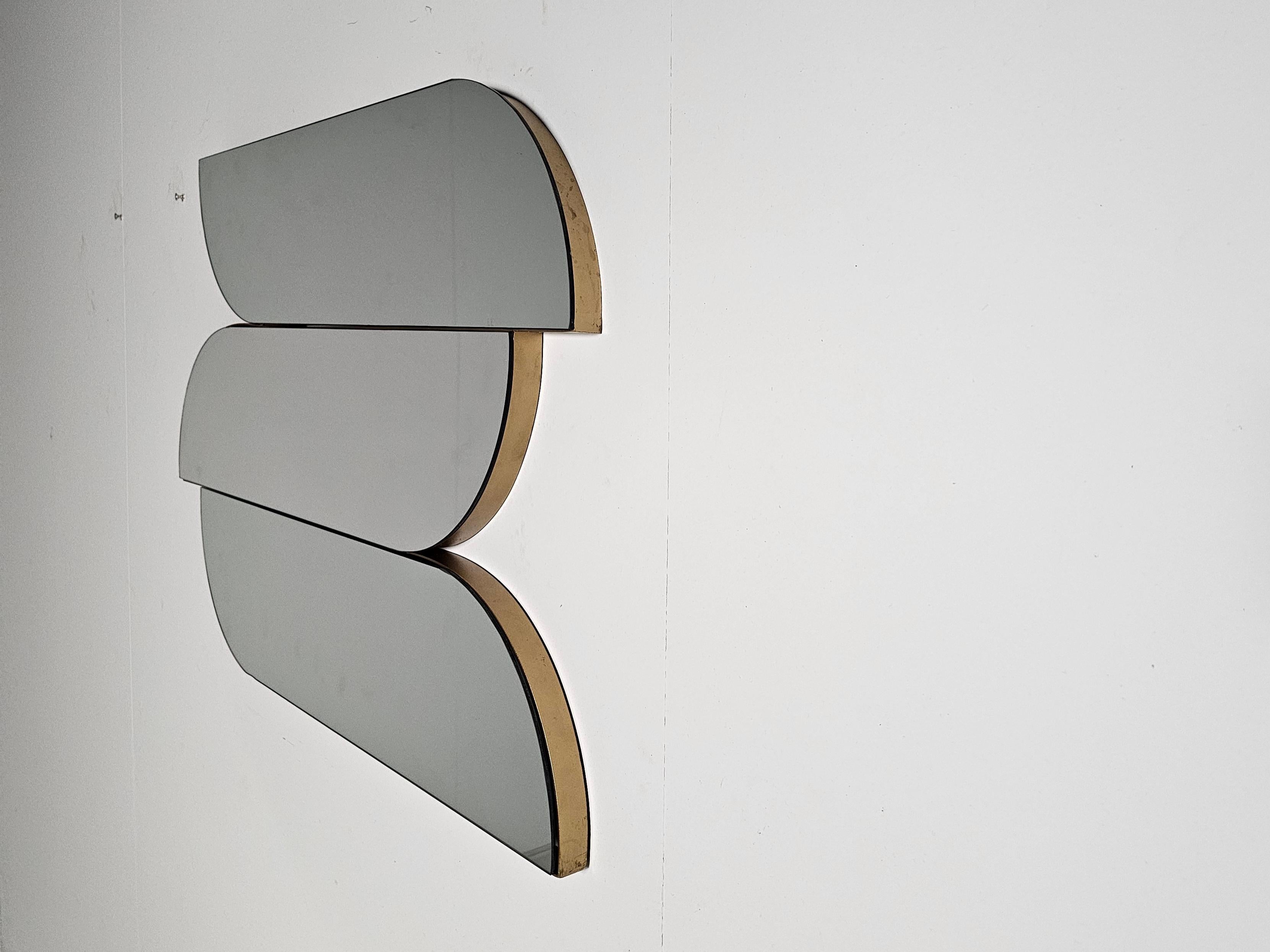 Mid-Century moderno Specchio da parete scultoreo con bordi in ottone, Italia, anni '70 in vendita