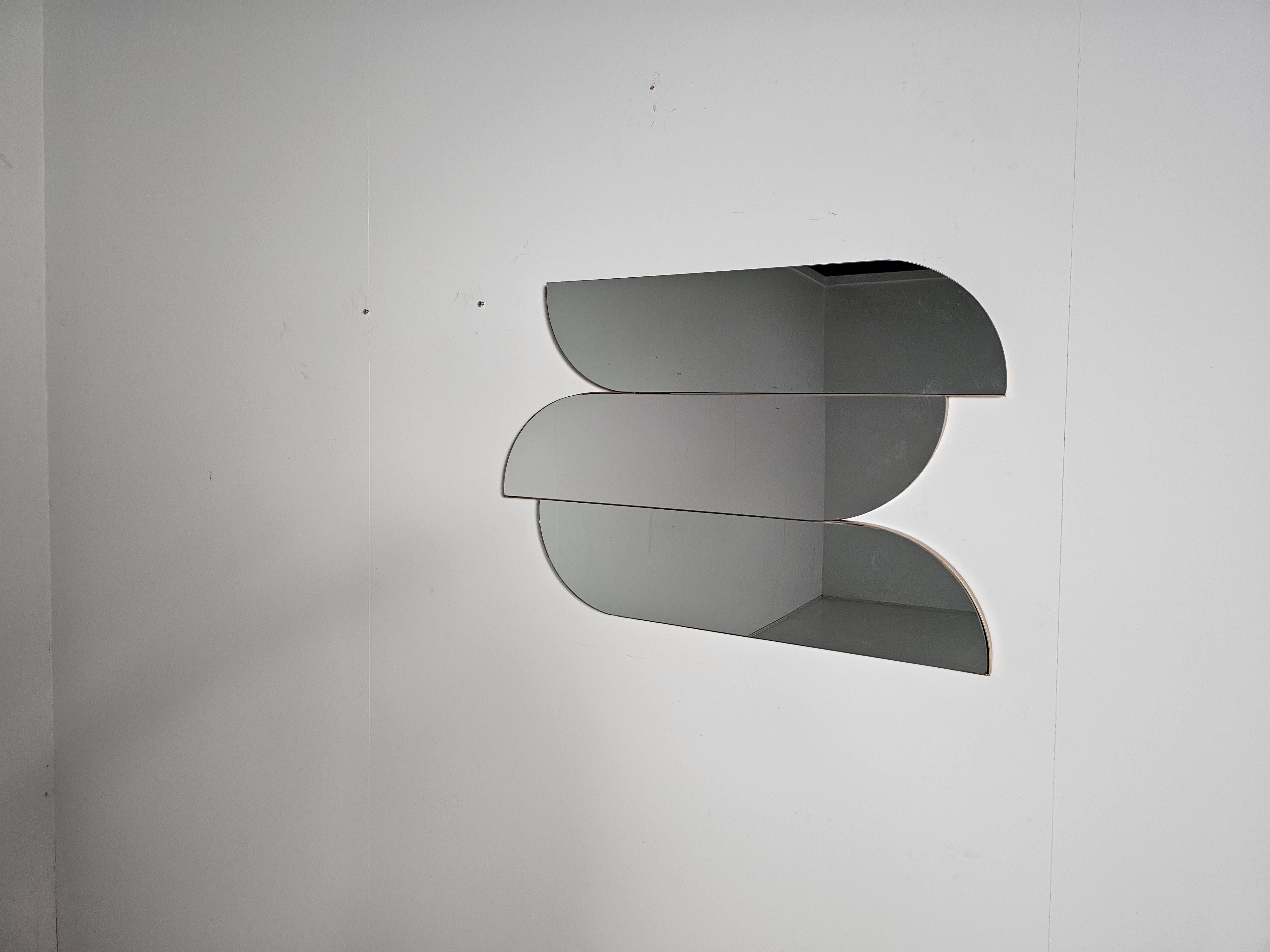 Specchio da parete scultoreo con bordi in ottone, Italia, anni '70 In condizioni buone in vendita a amstelveen, NL