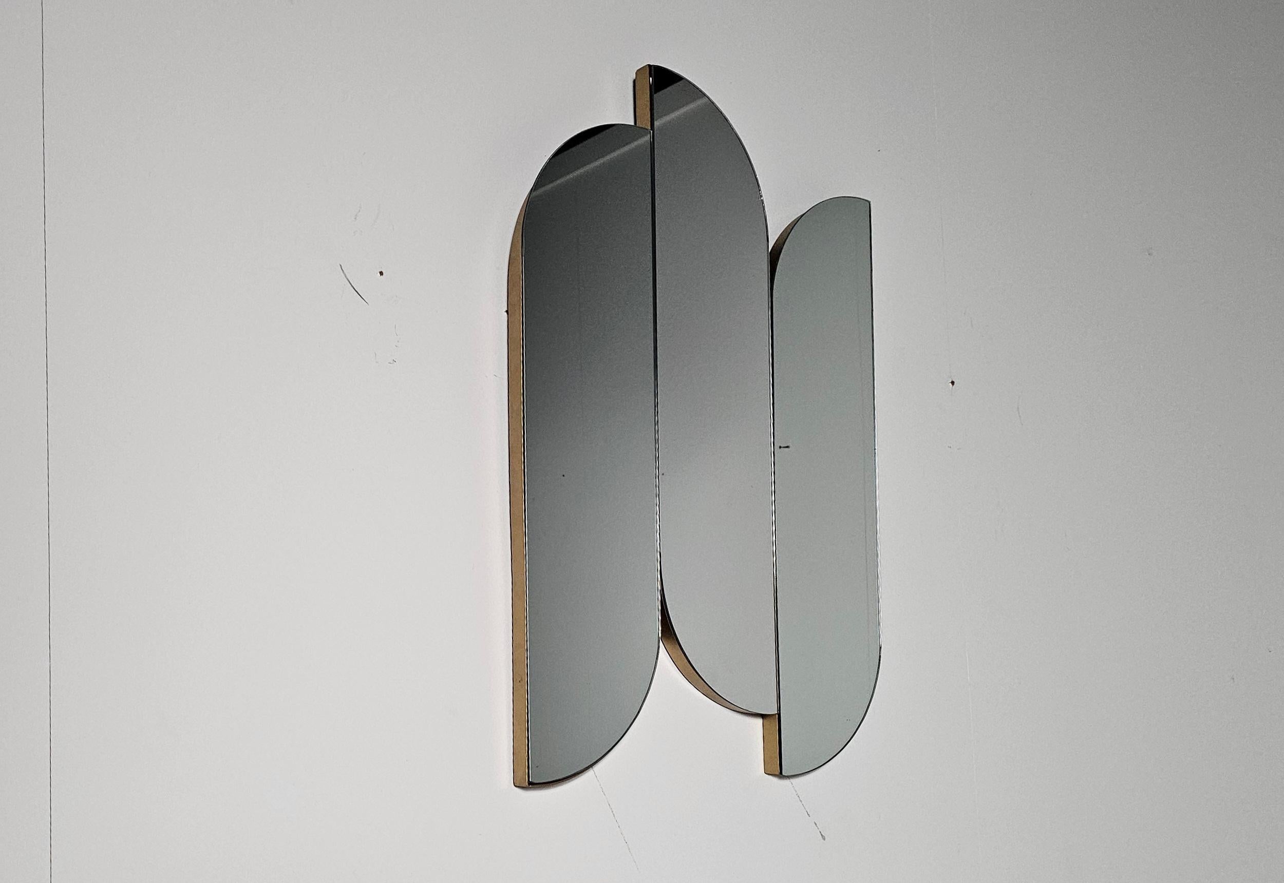 XX secolo Specchio da parete scultoreo con bordi in ottone, Italia, anni '70 in vendita