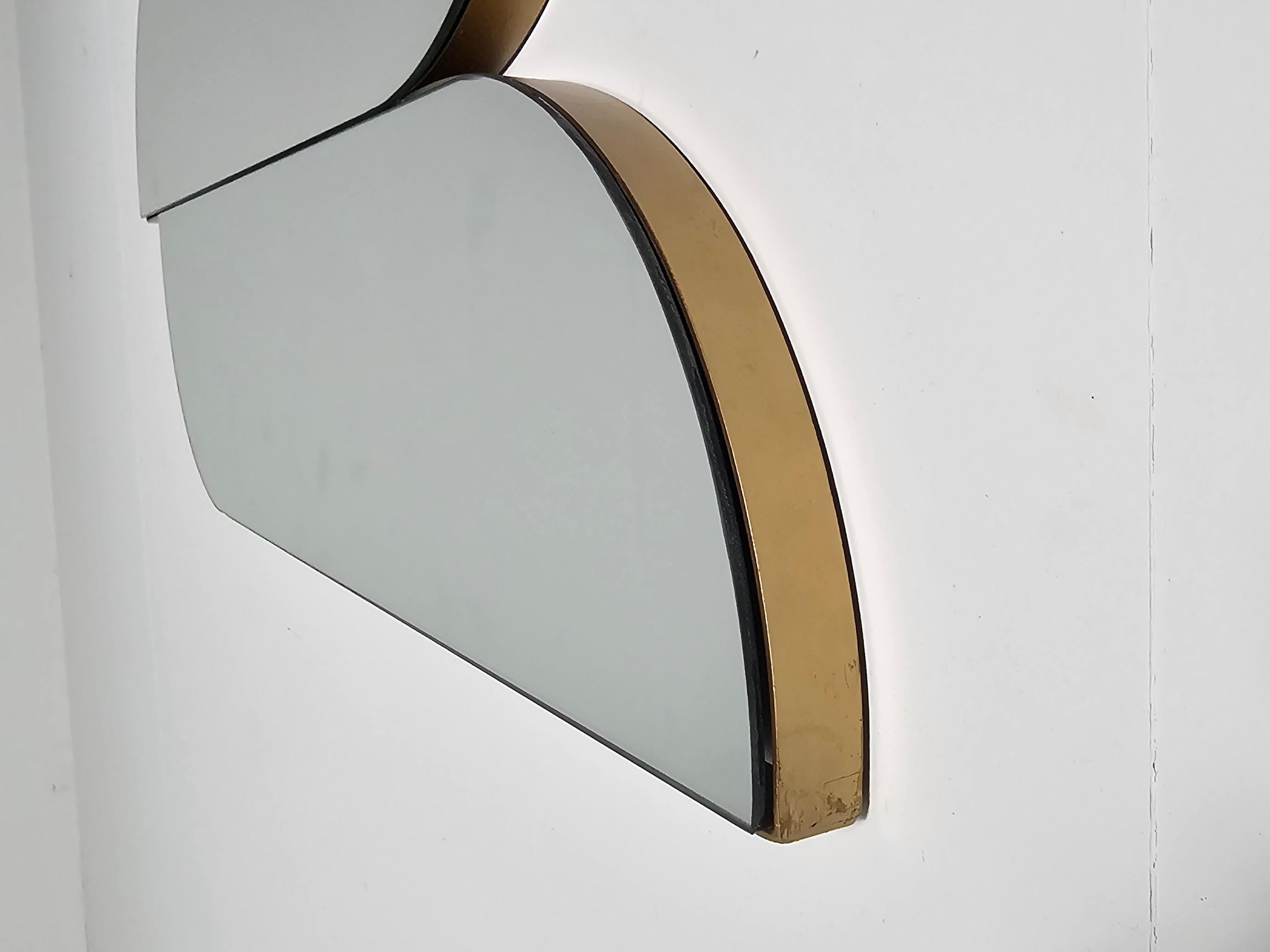 Ottone Specchio da parete scultoreo con bordi in ottone, Italia, anni '70 in vendita