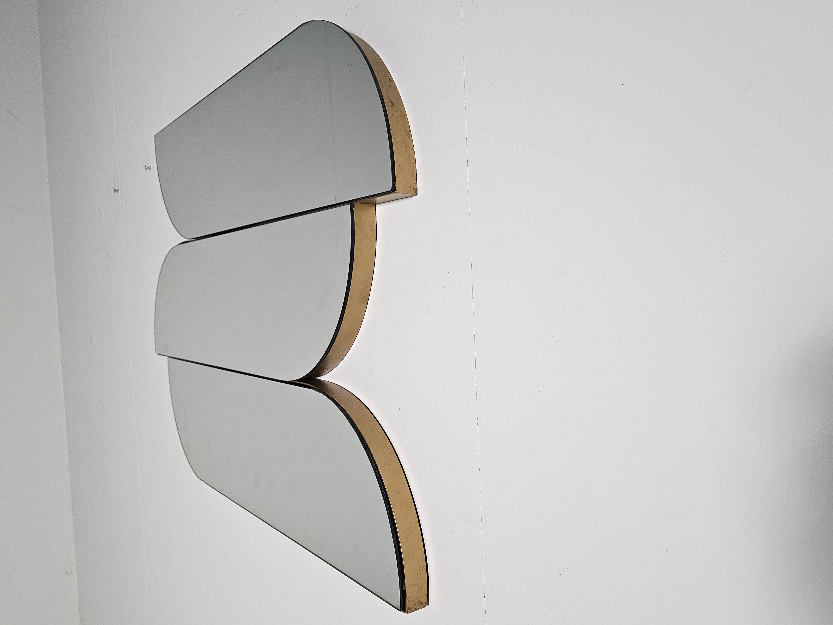 Specchio da parete scultoreo con bordi in ottone, Italia, anni '70 in vendita 1