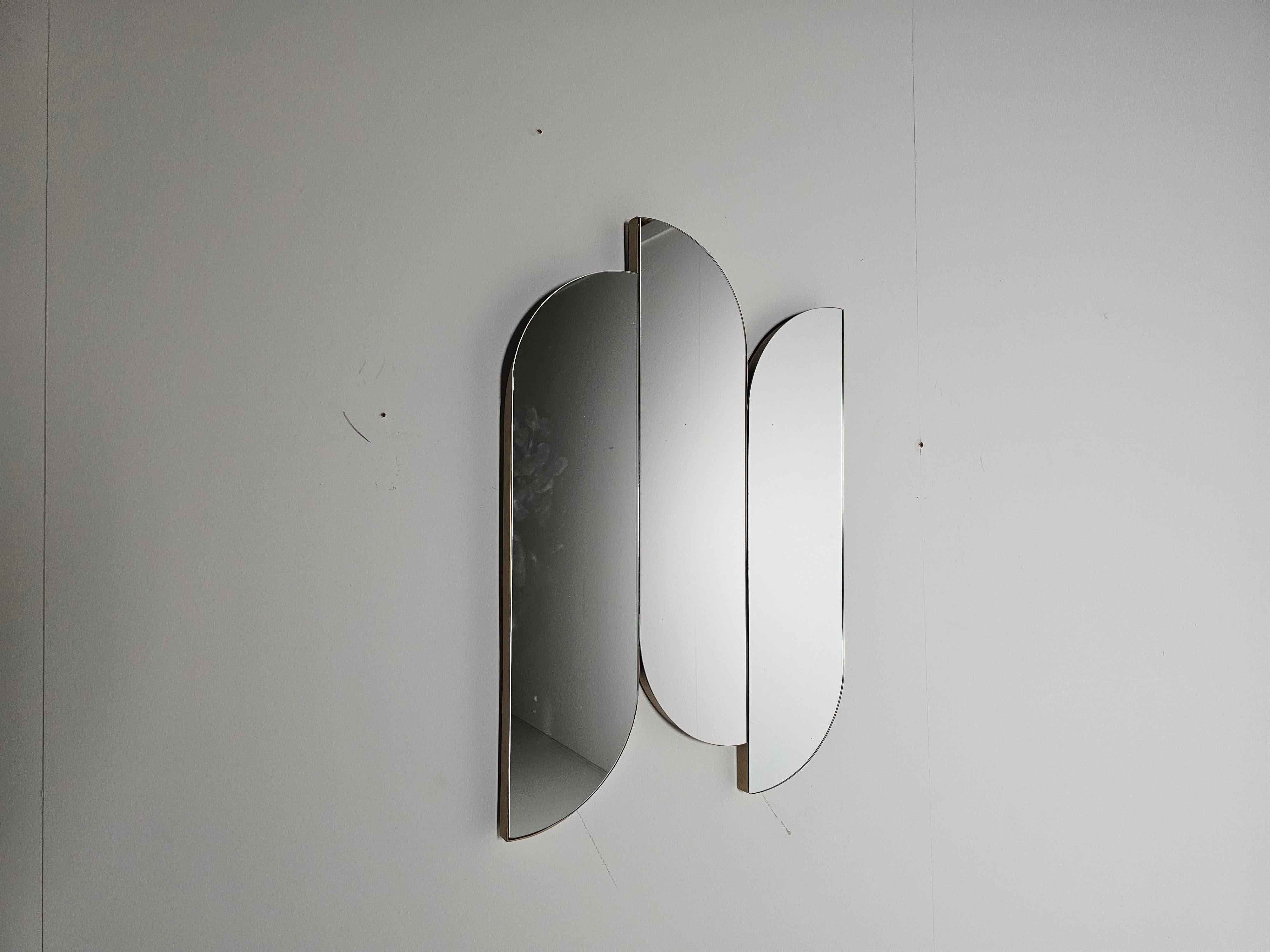 Specchio da parete scultoreo con bordi in ottone, Italia, anni '70 in vendita 2