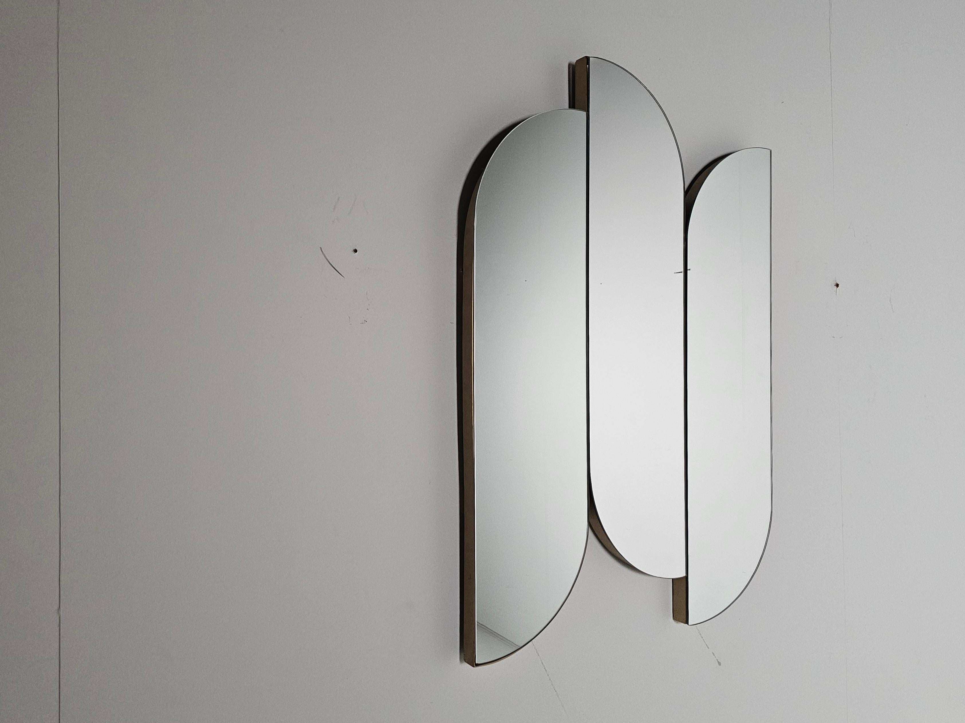 Specchio da parete scultoreo con bordi in ottone, Italia, anni '70 in vendita 3