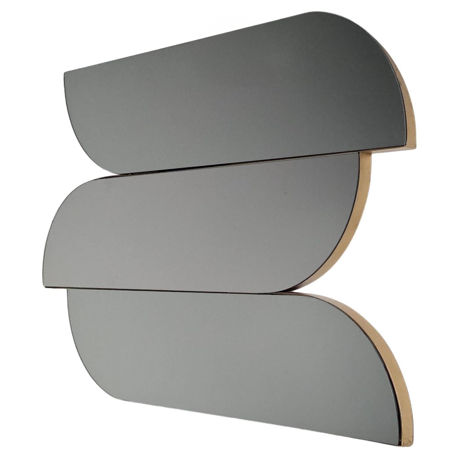 Specchio da parete scultoreo con bordi in ottone, Italia, anni 
70 in vendita