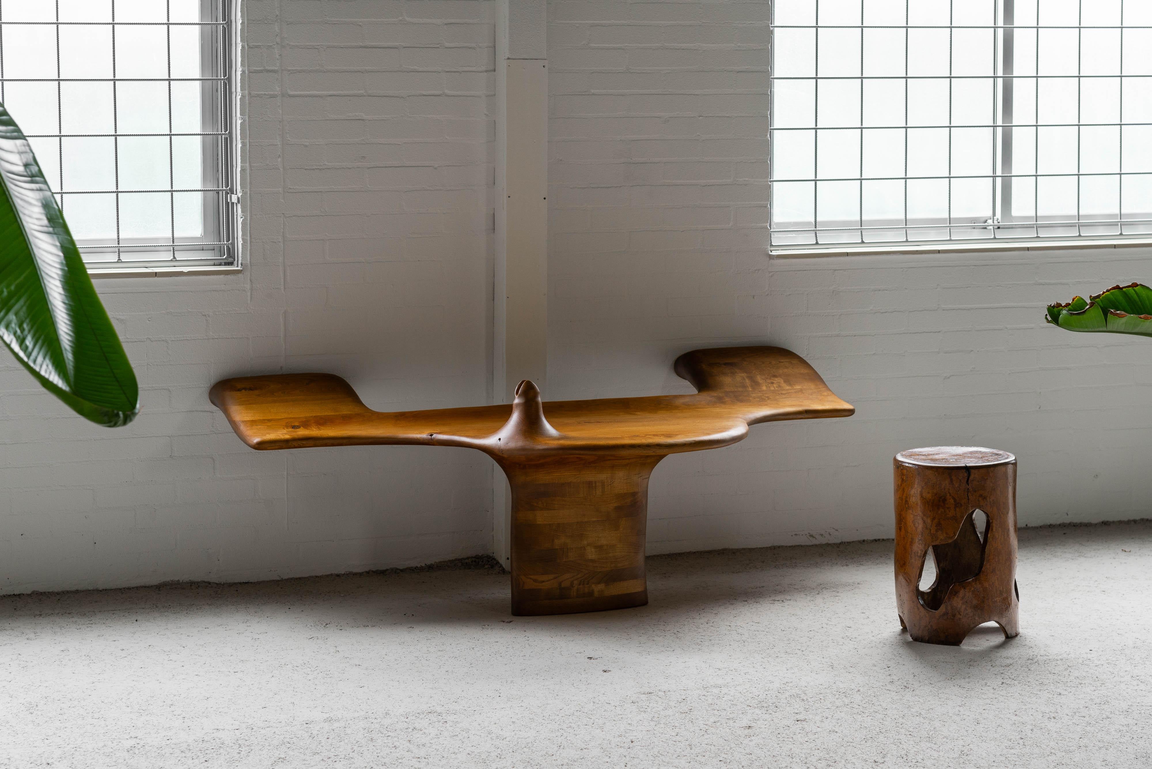 Incredibile tavolo da parete di forma unica, realizzato da un artista sconosciuto nei Paesi Bassi negli anni '70. Realizzato in legno di frassino scolpito a mano. Ha una forma organica e una tonalità arancione/marrone. Gli strati multipli del legno