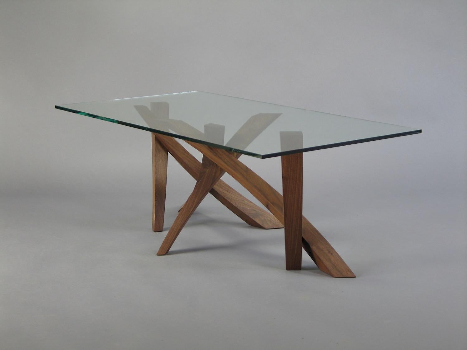 Américain Table basse sculpturale en noyer et verre de Thomas Throop/Noir Creek Designs en vente
