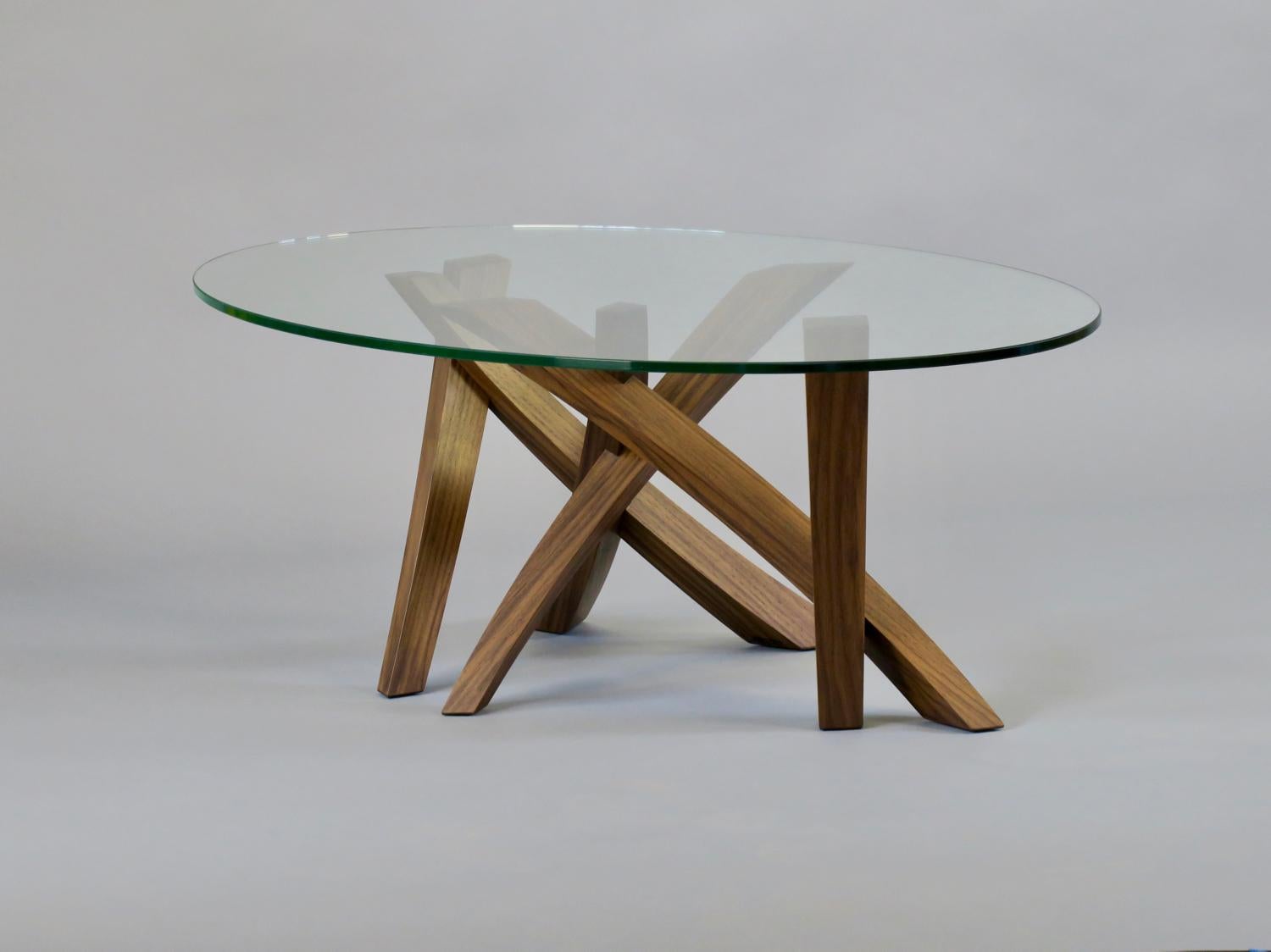 Noyer Table basse sculpturale en noyer et verre de Thomas Throop/Noir Creek Designs en vente