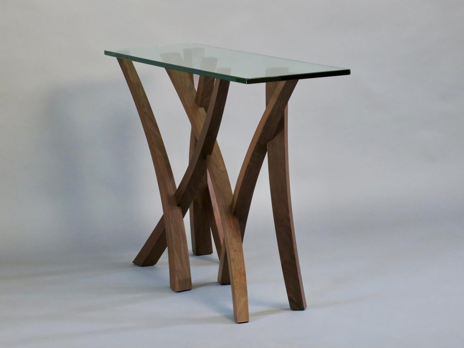 Ébénisé Table console sculpturale en noyer et verre de Thomas Throop/Noir Creek Designs en vente