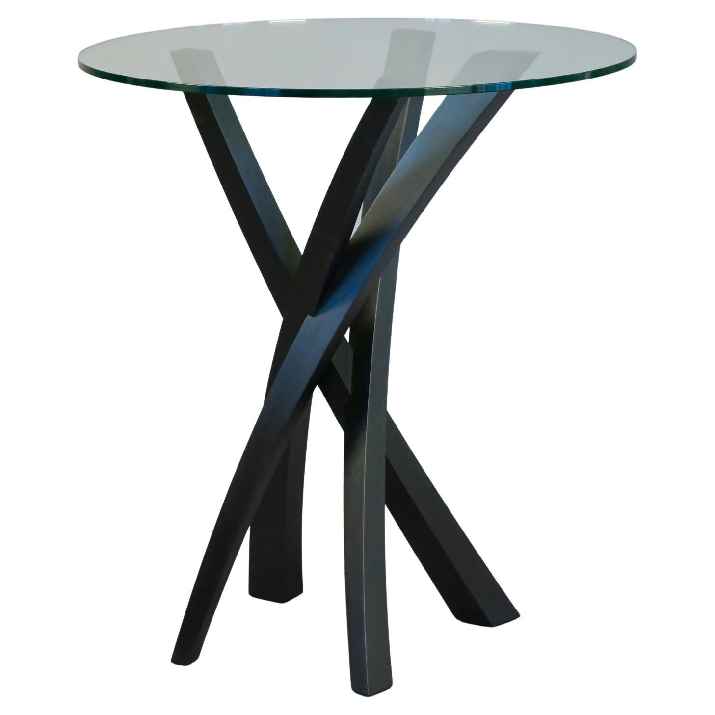 La table d'appoint Laguna présentée ici en noyer ébonisé et en verre peut être fabriquée dans des tailles et des formes personnalisées, ainsi que dans différents bois et finitions. Les mêmes détails de conception s'appliquent à toutes les variantes