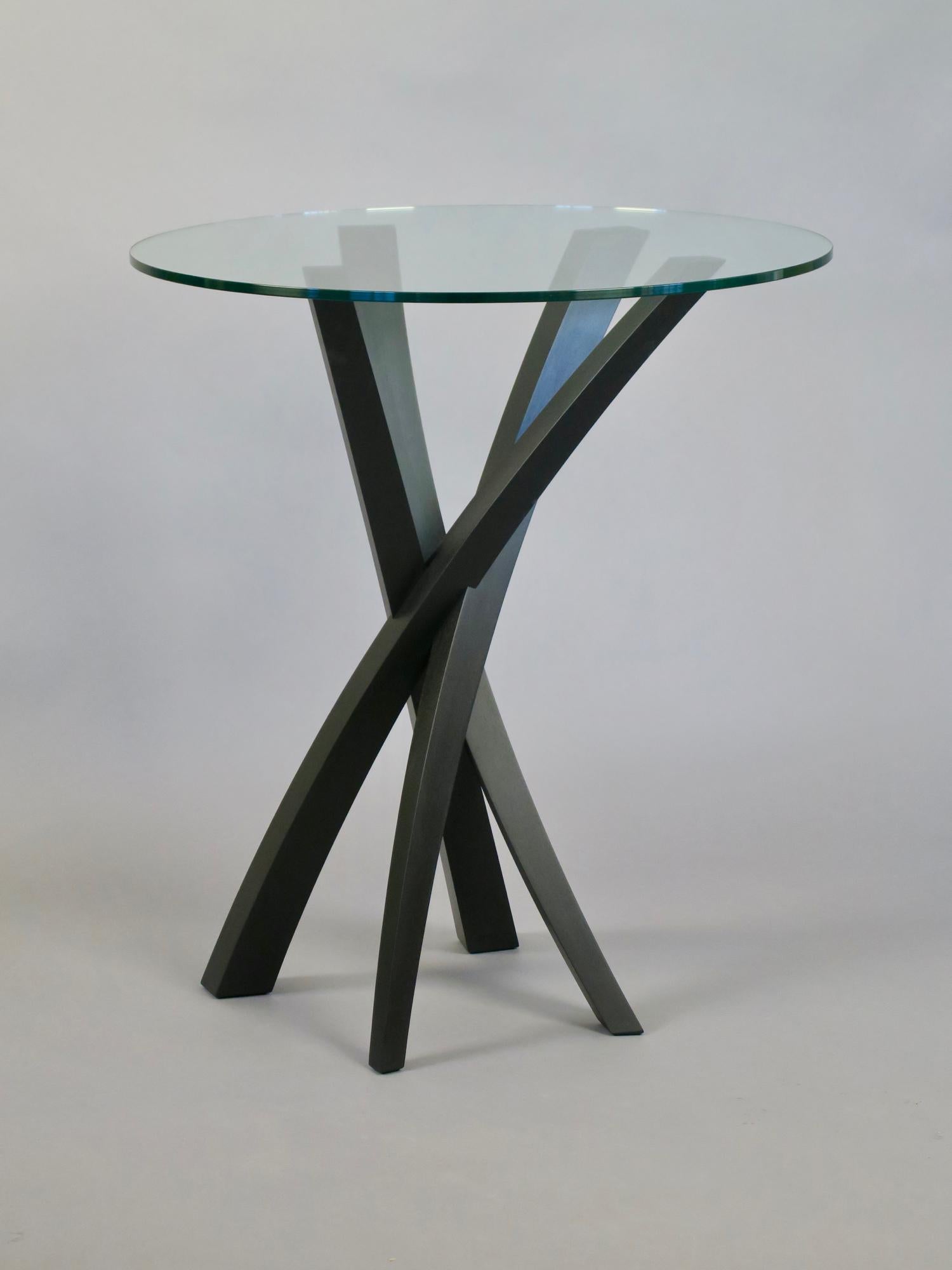 Moderne Table d'appoint sculpturale en noyer et verre de Thomas Throop/Noir Creek Designs en vente