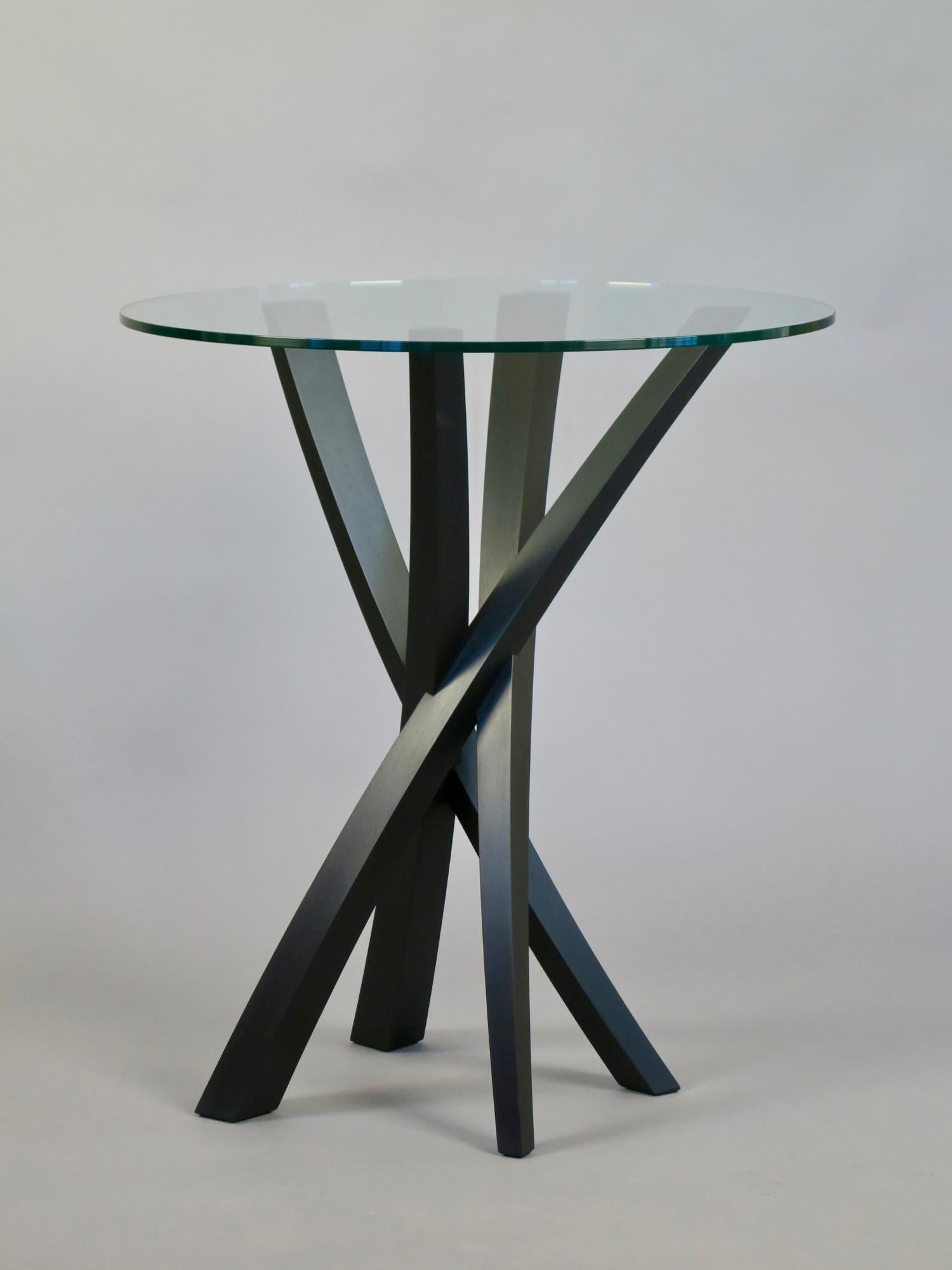 Américain Table d'appoint sculpturale en noyer et verre de Thomas Throop/Noir Creek Designs en vente