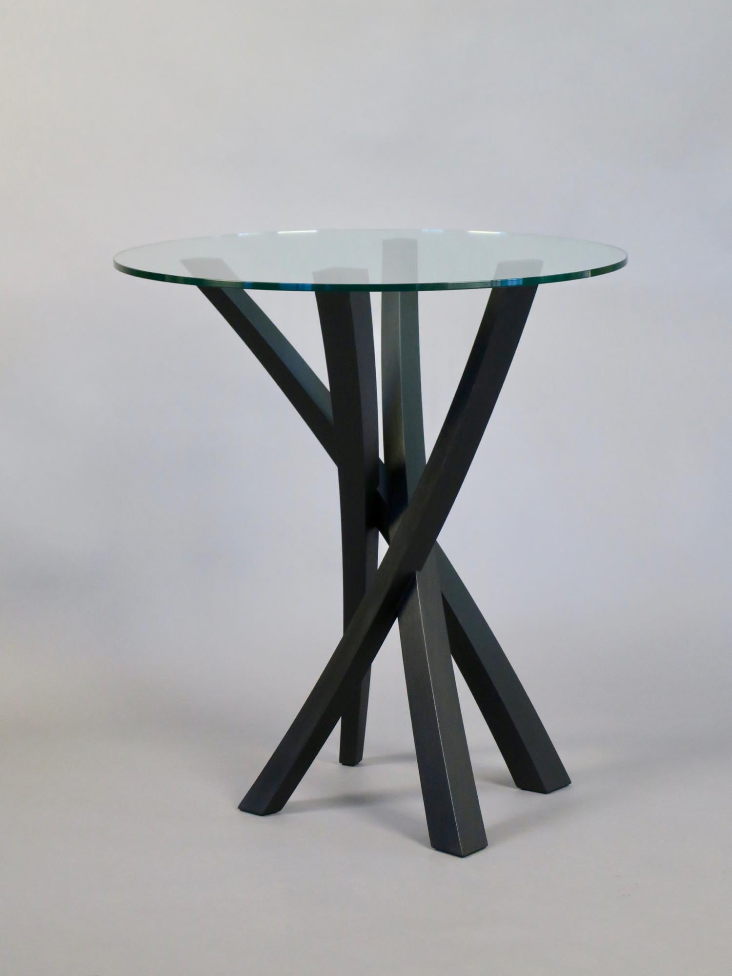 Ébénisé Table d'appoint sculpturale en noyer et verre de Thomas Throop/Noir Creek Designs en vente