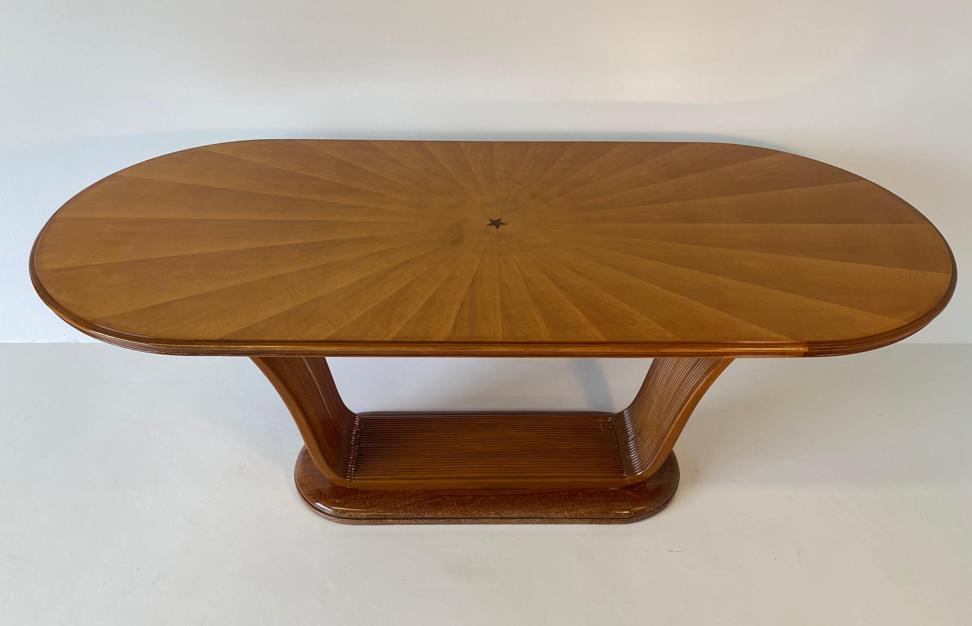 This table was produced in the 1940s in Italy.
The sinuous shape of the base is in worked blond walnut while the top is inlaid with a star in the center.
The base is in precious red marble.
Completely restored.