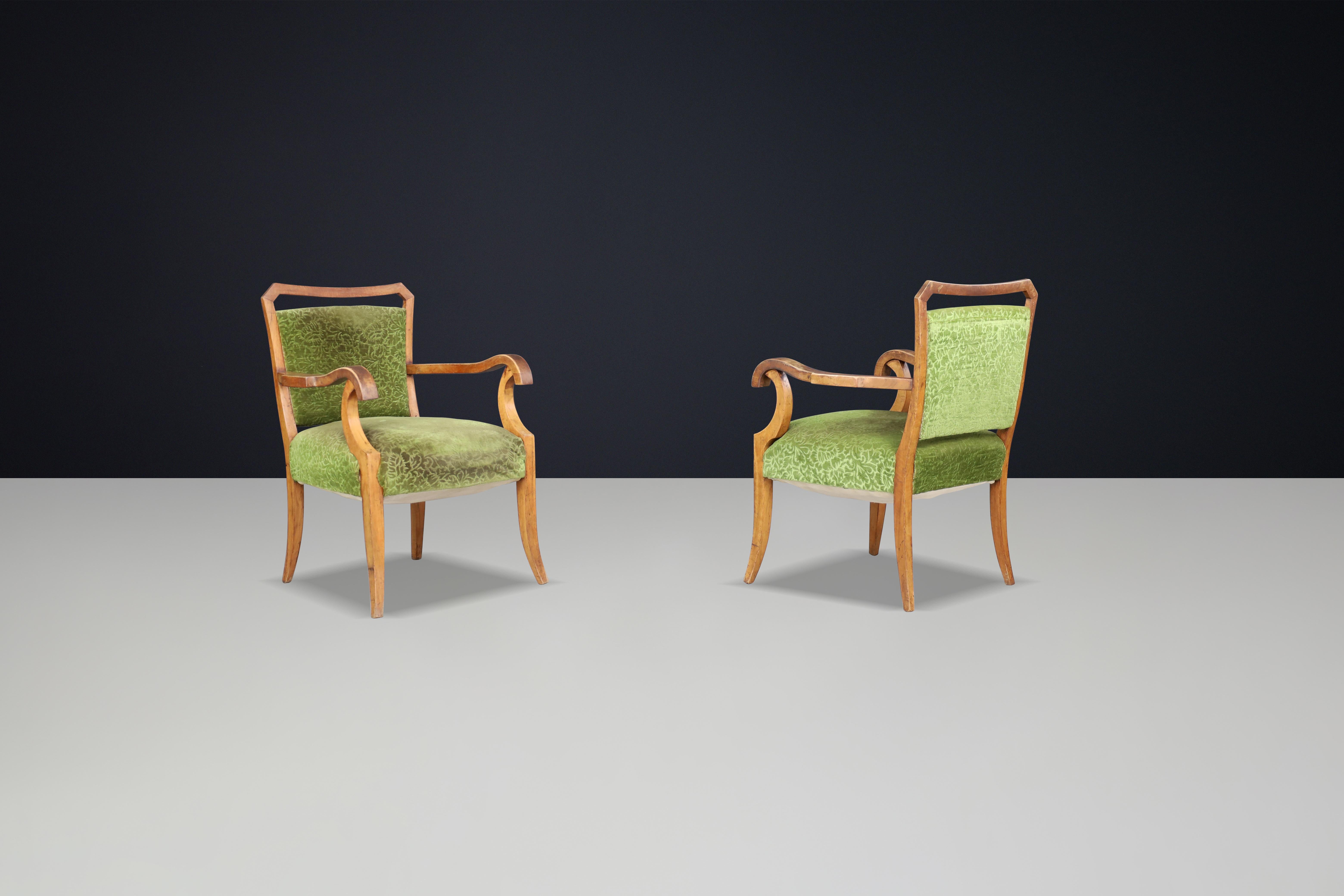 20th Century Sculptural Walnut Art Deco Armchairs with Original green Floral Upholstery Italy For Sale