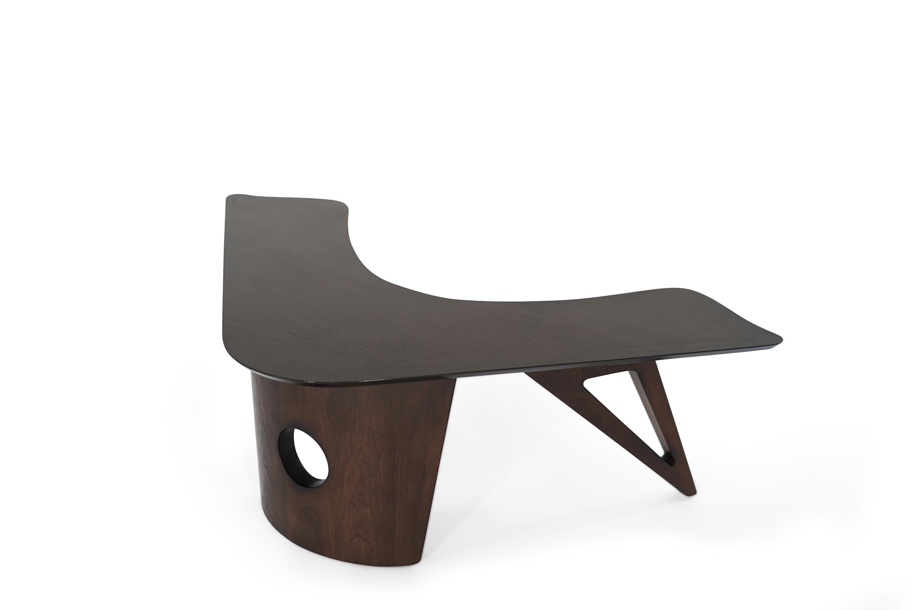 Mid-Century Modern Sculptural Walnut Boomerang Coffee Table, 1950s