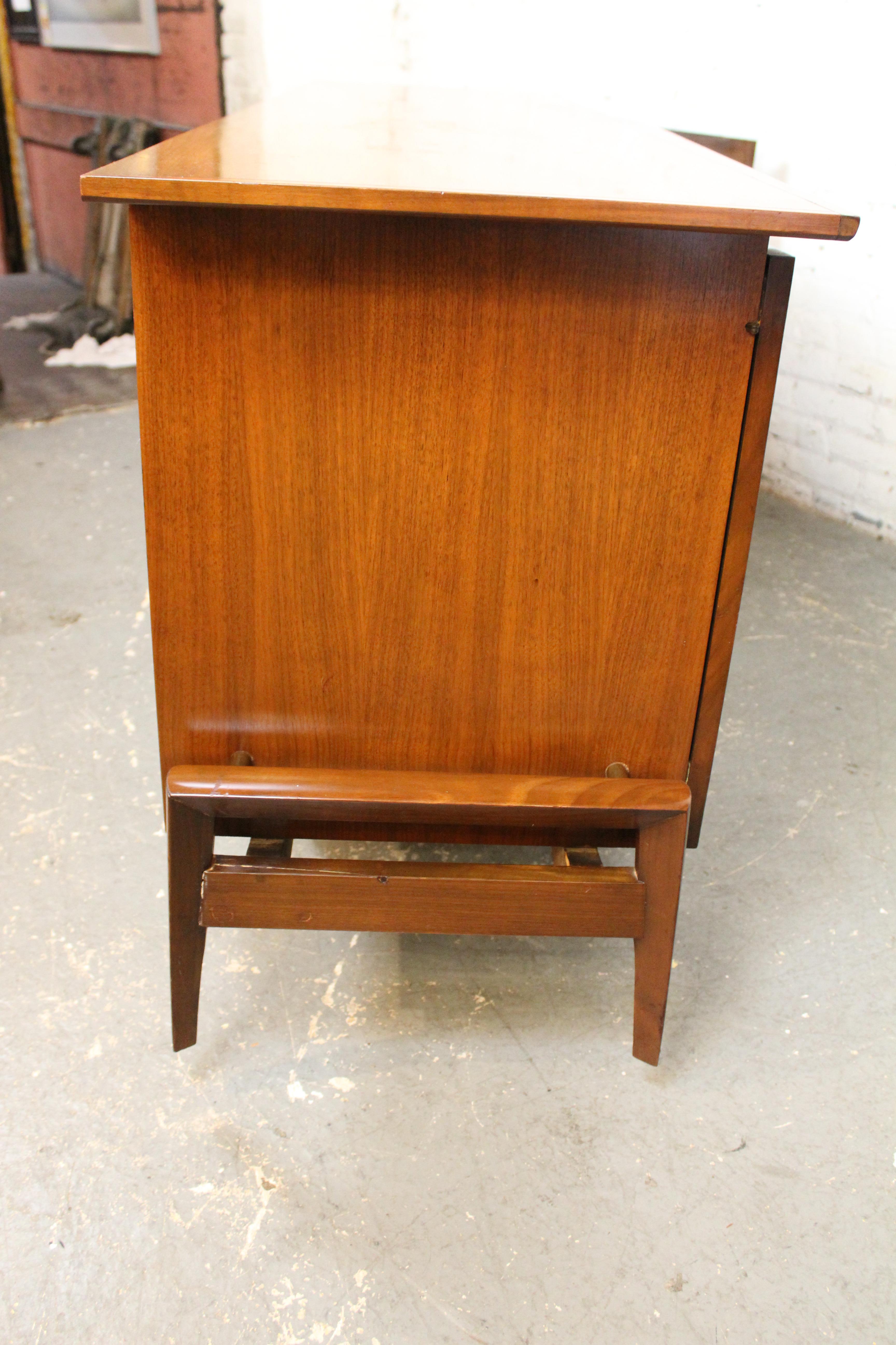 Credenza scultorea in noce e bronzo di Helen Hobey Baker Inc. in vendita 4