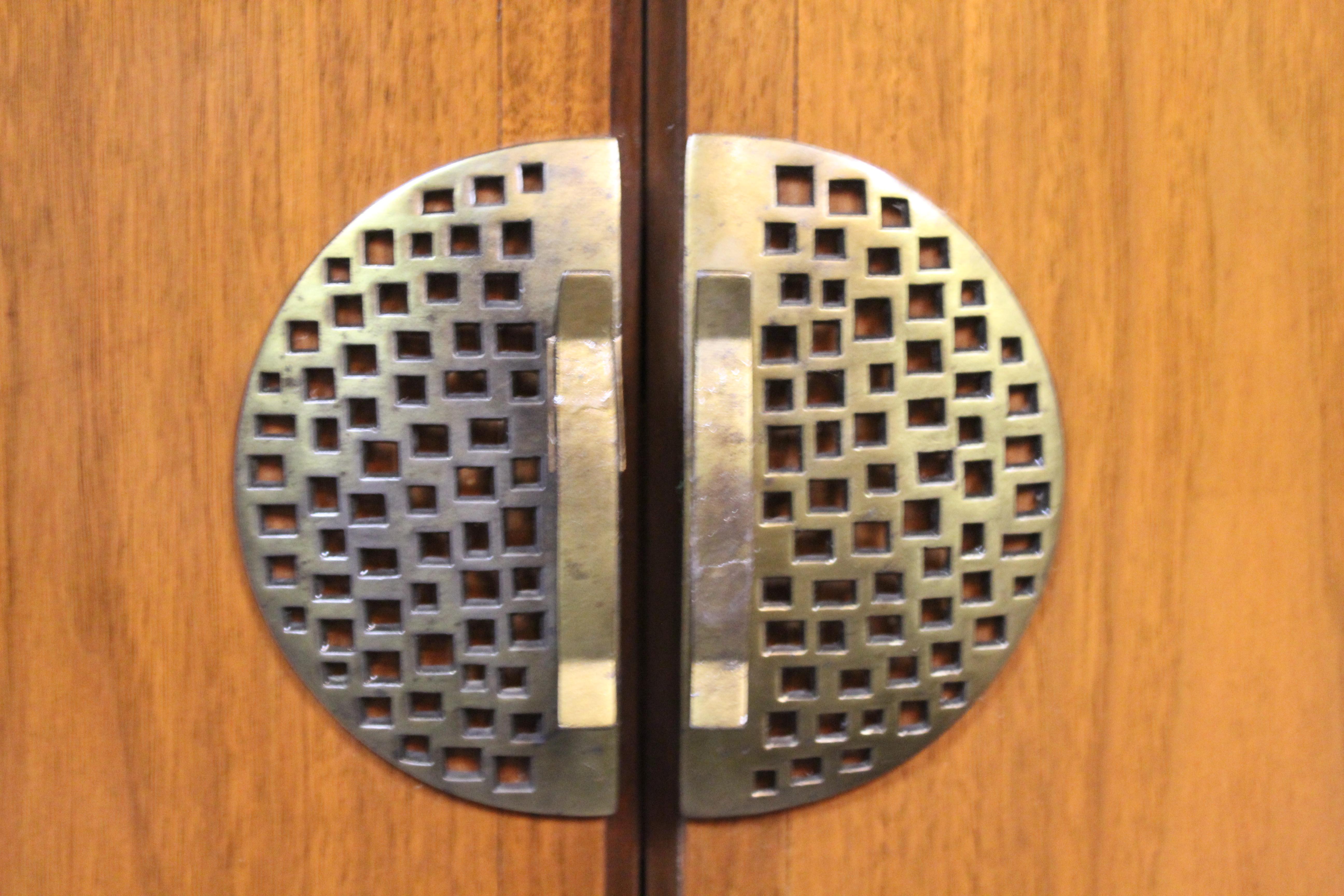 Credenza scultorea in noce e bronzo di Helen Hobey Baker Inc. in vendita 5