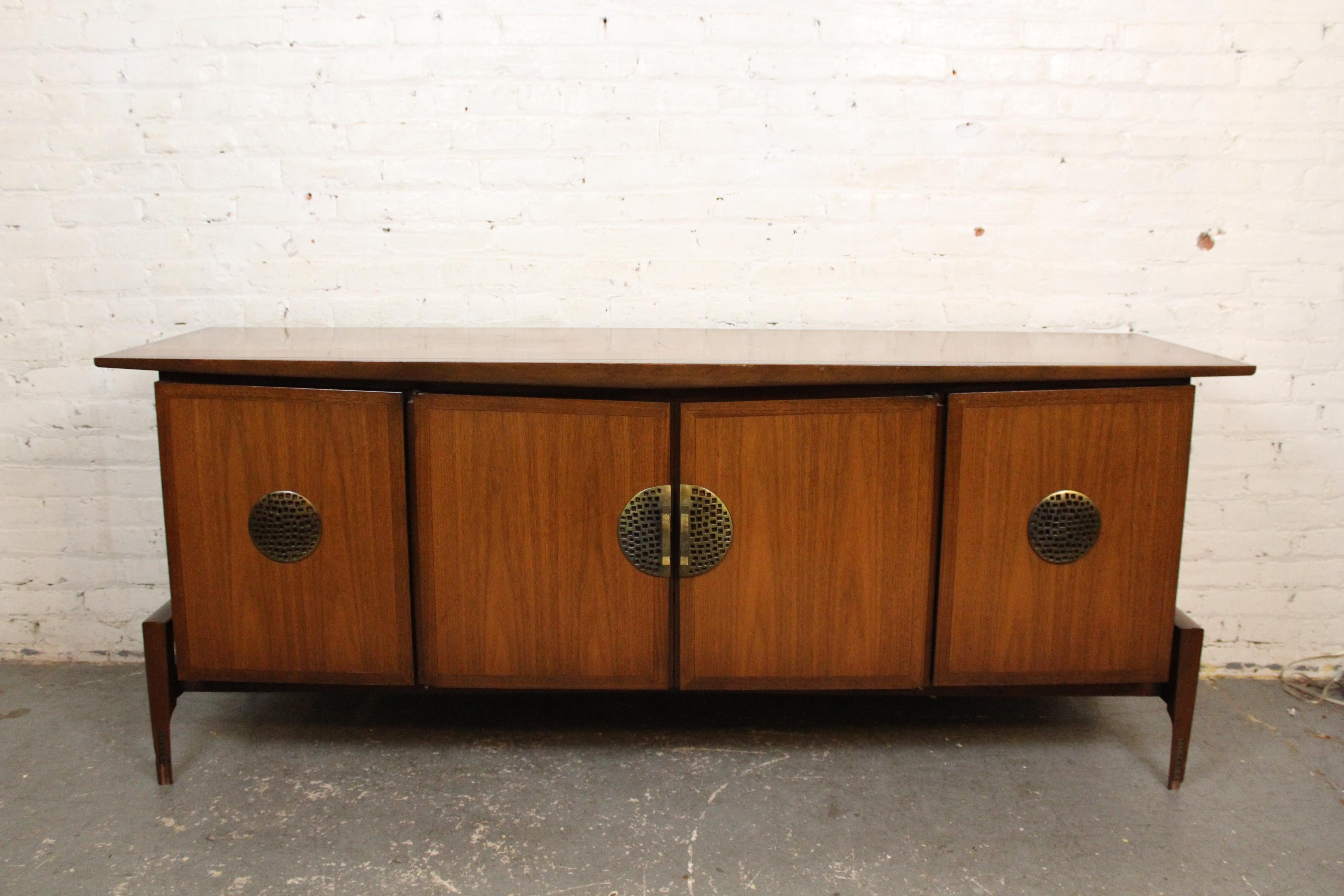 Mid-Century moderno Credenza scultorea in noce e bronzo di Helen Hobey Baker Inc. in vendita