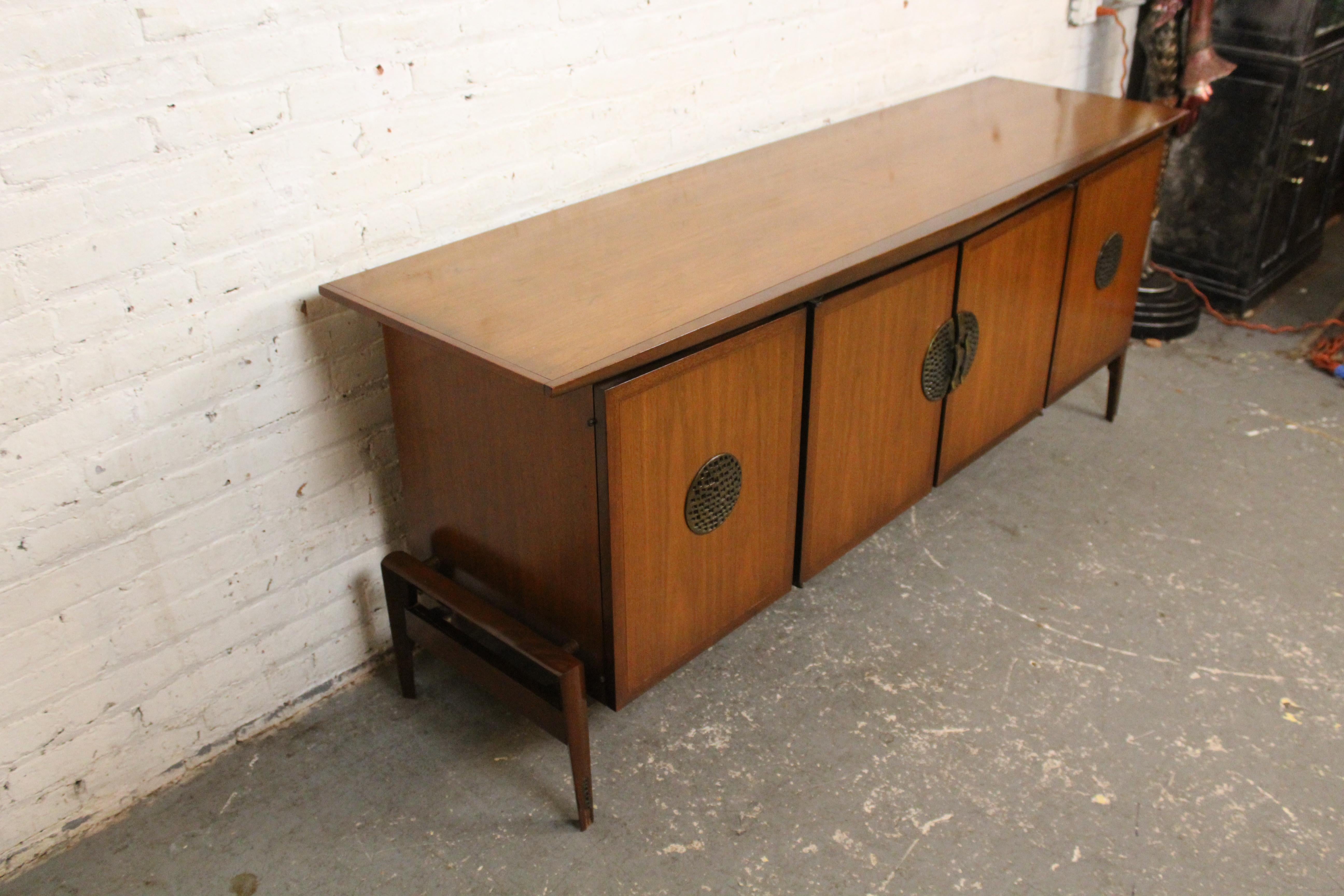 Americano Credenza scultorea in noce e bronzo di Helen Hobey Baker Inc. in vendita