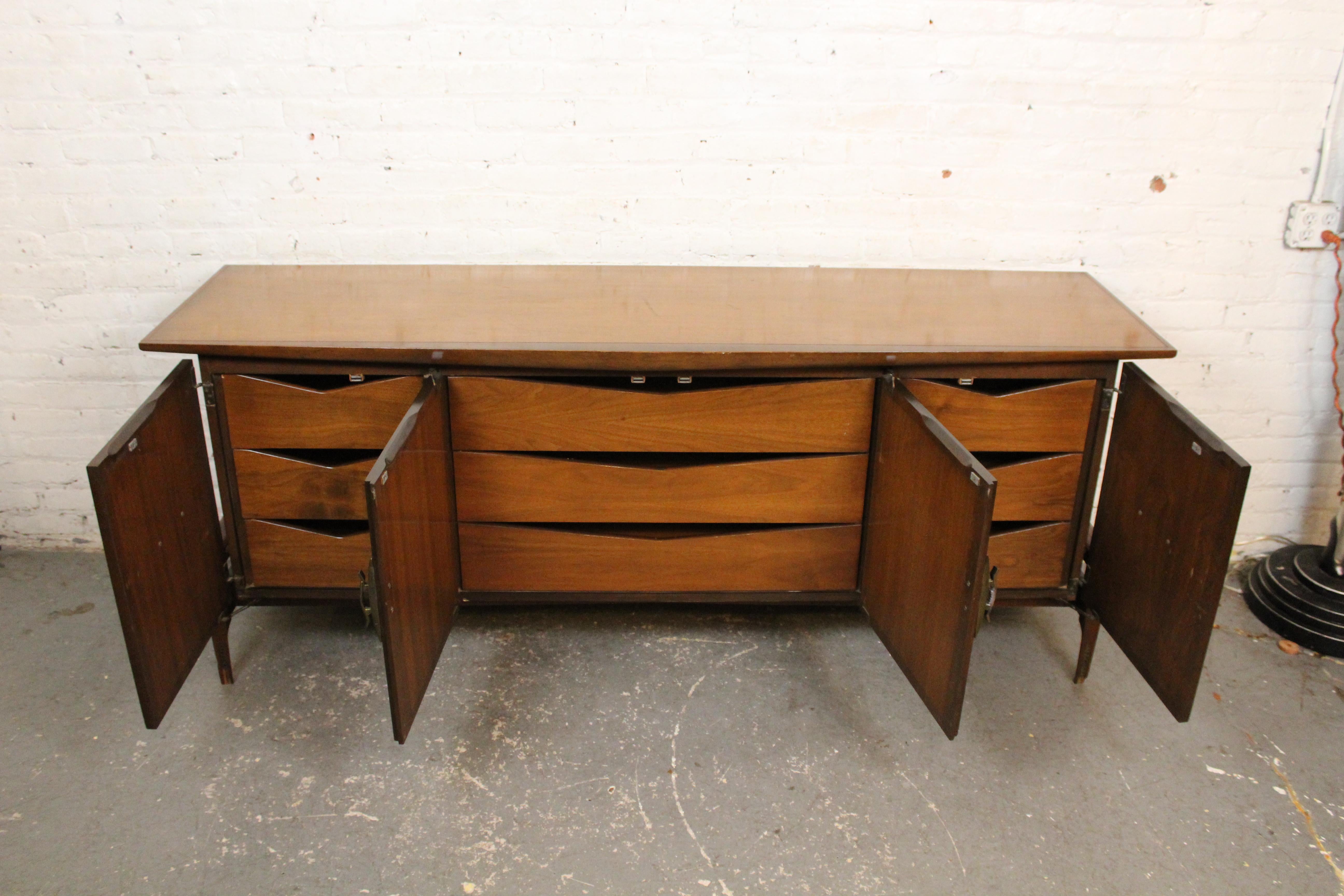 Intagliato Credenza scultorea in noce e bronzo di Helen Hobey Baker Inc. in vendita